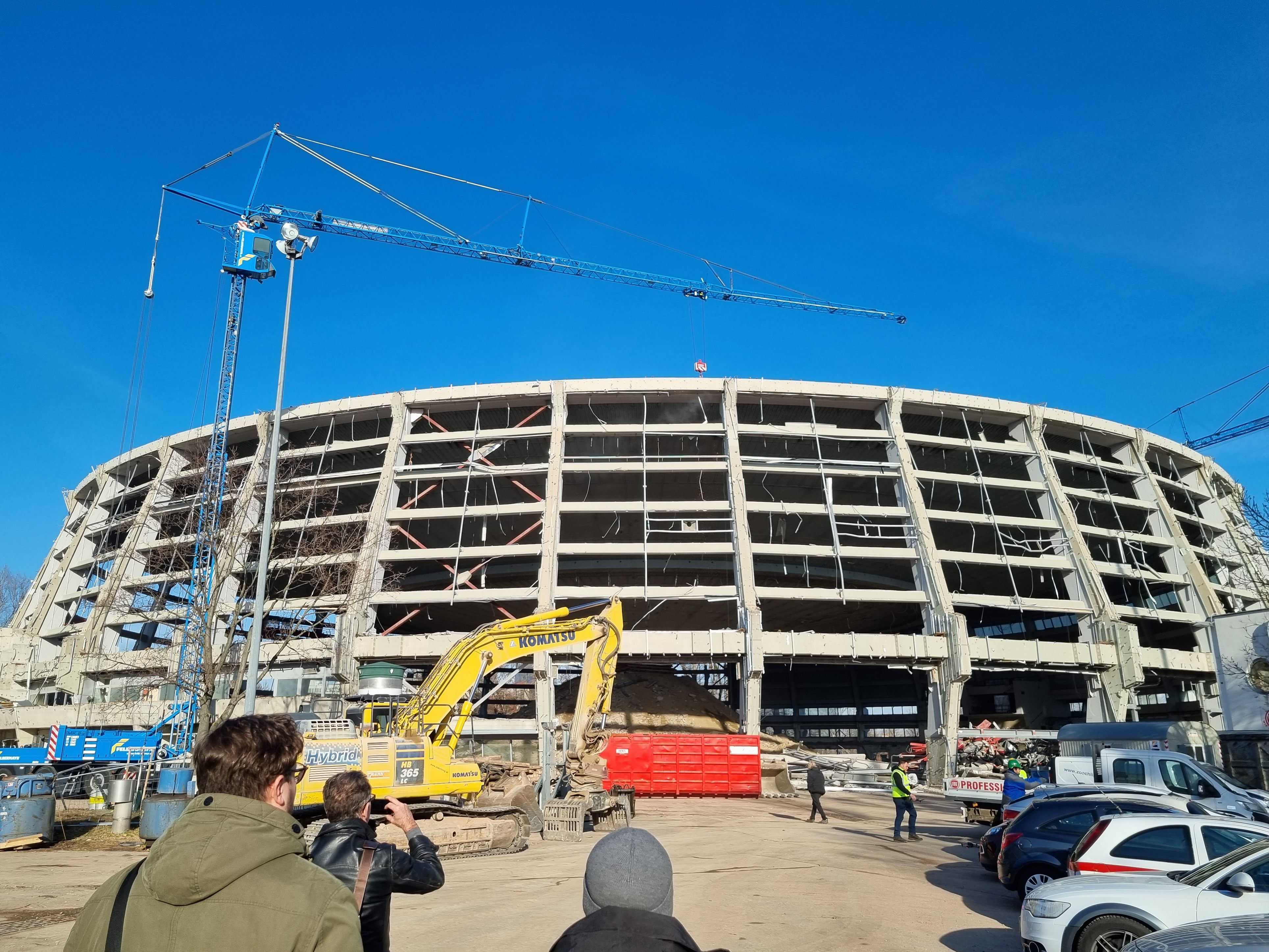 Das Dusika-Stadion in Wien-Leopoldstadt ist bald Geschichte. Nachdem das Dach abgetragen wurde, steht nur mehr das Gerippe. Der Baubeginn für die neue Arena ist im Juni 2022 geplant. Das Dusika-Stadion in Wien-Leopoldstadt ist bald Geschichte. Nachdem das Dach abgetragen wurde, steht nur mehr das Gerippe. Der Baubeginn für die neue Arena ist im Juni 2022 geplant.