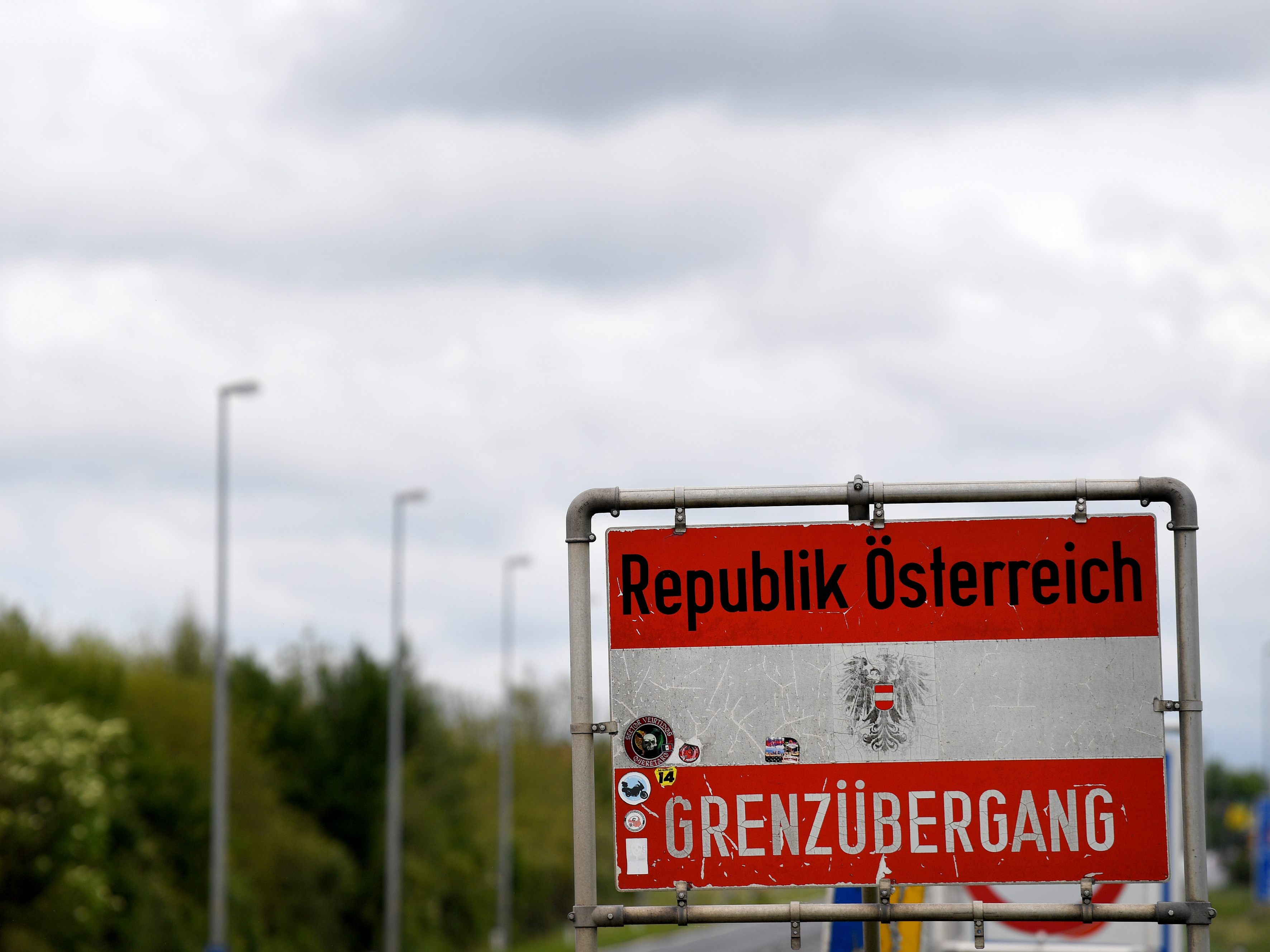 An der Grenze zu Ungarn hat ein Schlepper auf Soldaten geschossen. Er wurde gefasst. An der Grenze zu Ungarn hat ein Schlepper auf Soldaten geschossen. Er wurde gefasst.
