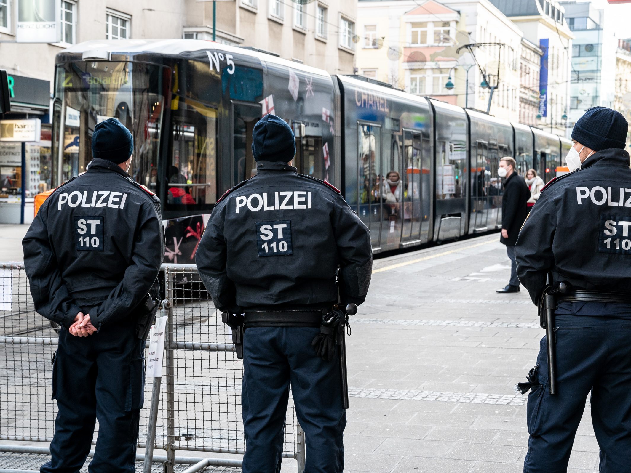 Wegen Impfpflicht: Polizisten warnen in Offenem Brief vor Spaltung. Wegen Impfpflicht: Polizisten warnen in Offenem Brief vor Spaltung.