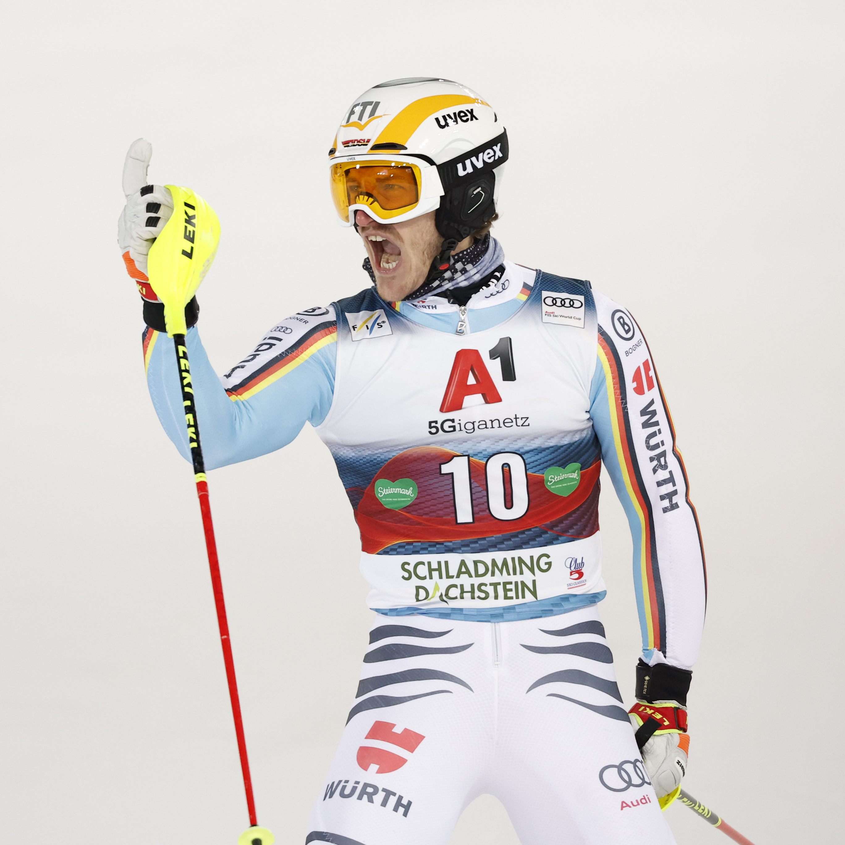 Linus Straßer jubelte über den Sieg beim Nightrace in Schladming.