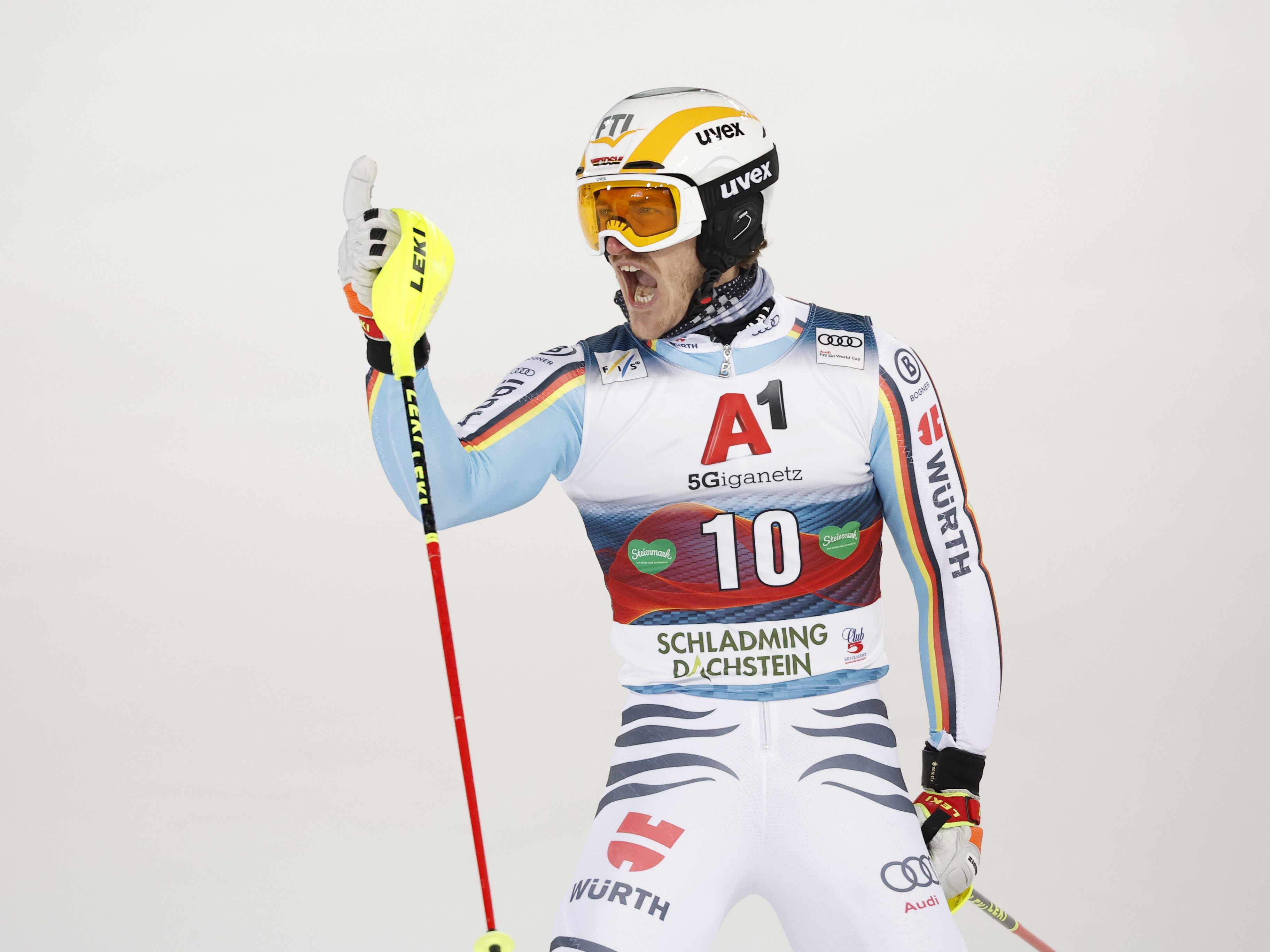 Linus Straßer jubelte über den Sieg beim Nightrace in Schladming. Linus Straßer jubelte über den Sieg beim Nightrace in Schladming.