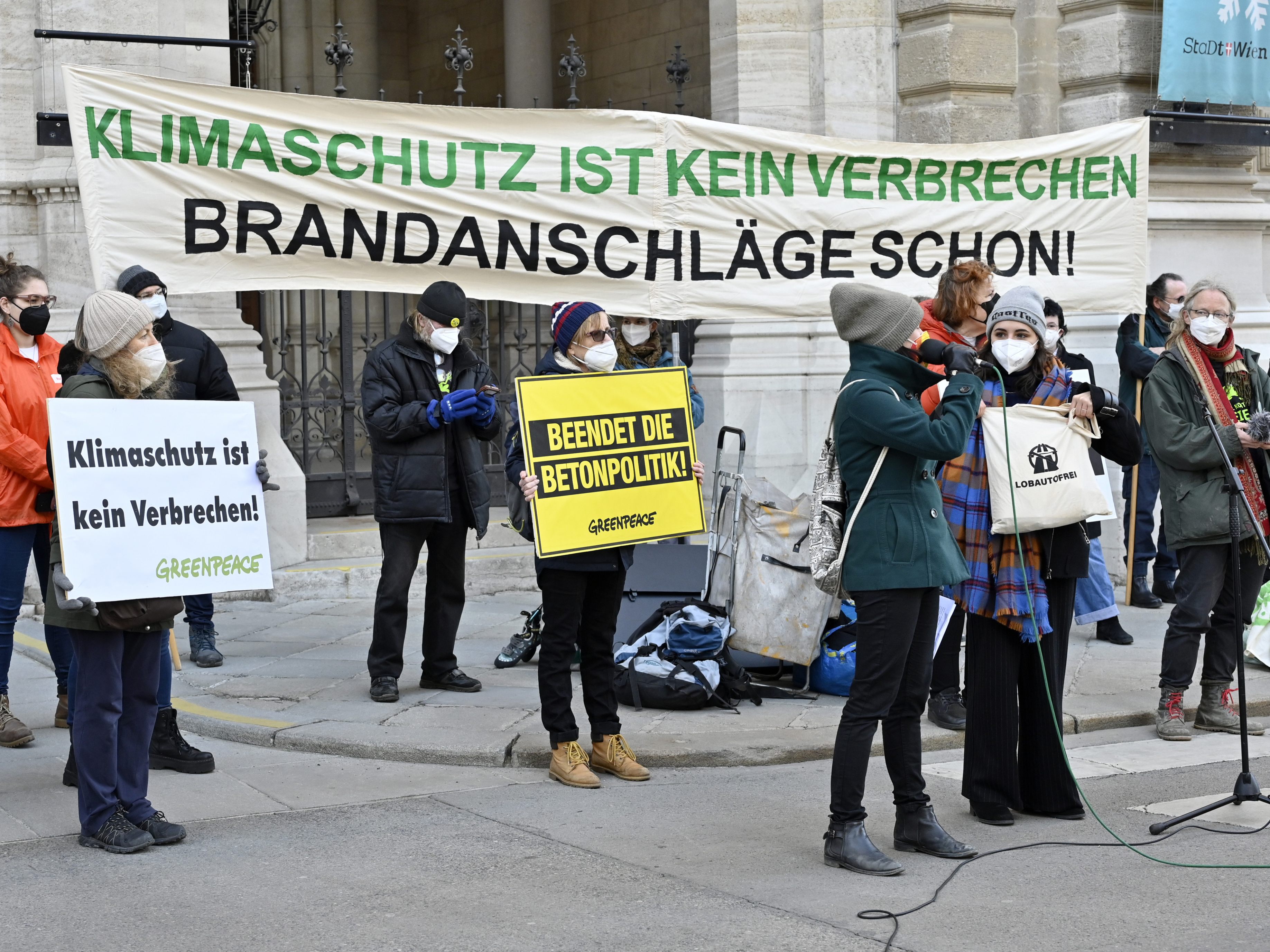 Wien: Klimaschützer protestierten erneut vor dem Rathaus. Wien: Klimaschützer protestierten erneut vor dem Rathaus.