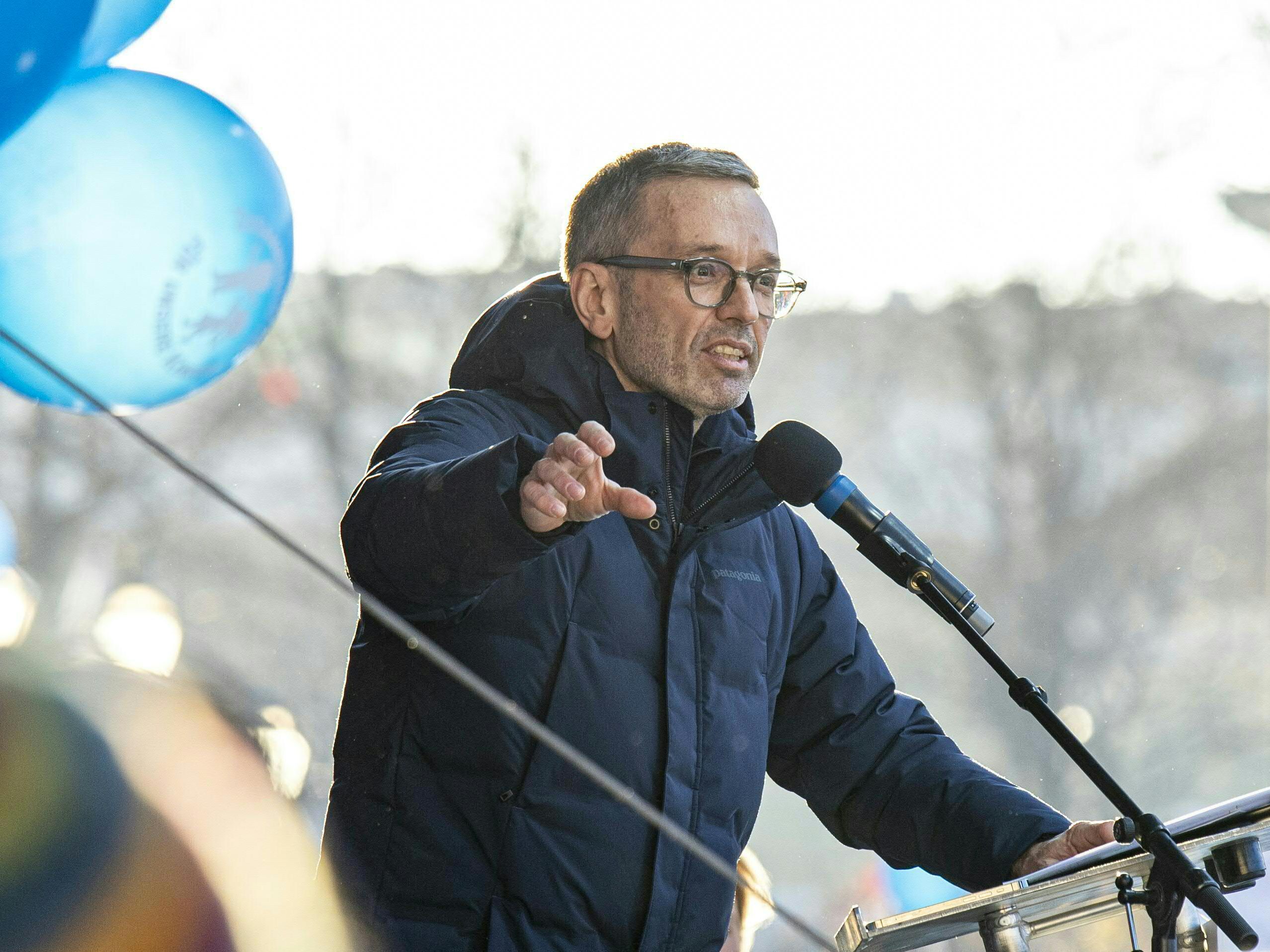 Kickl soll die Corona-Regeln bei einer Demo im Dezember nicht eingehalten haben. Kickl soll die Corona-Regeln bei einer Demo im Dezember nicht eingehalten haben.