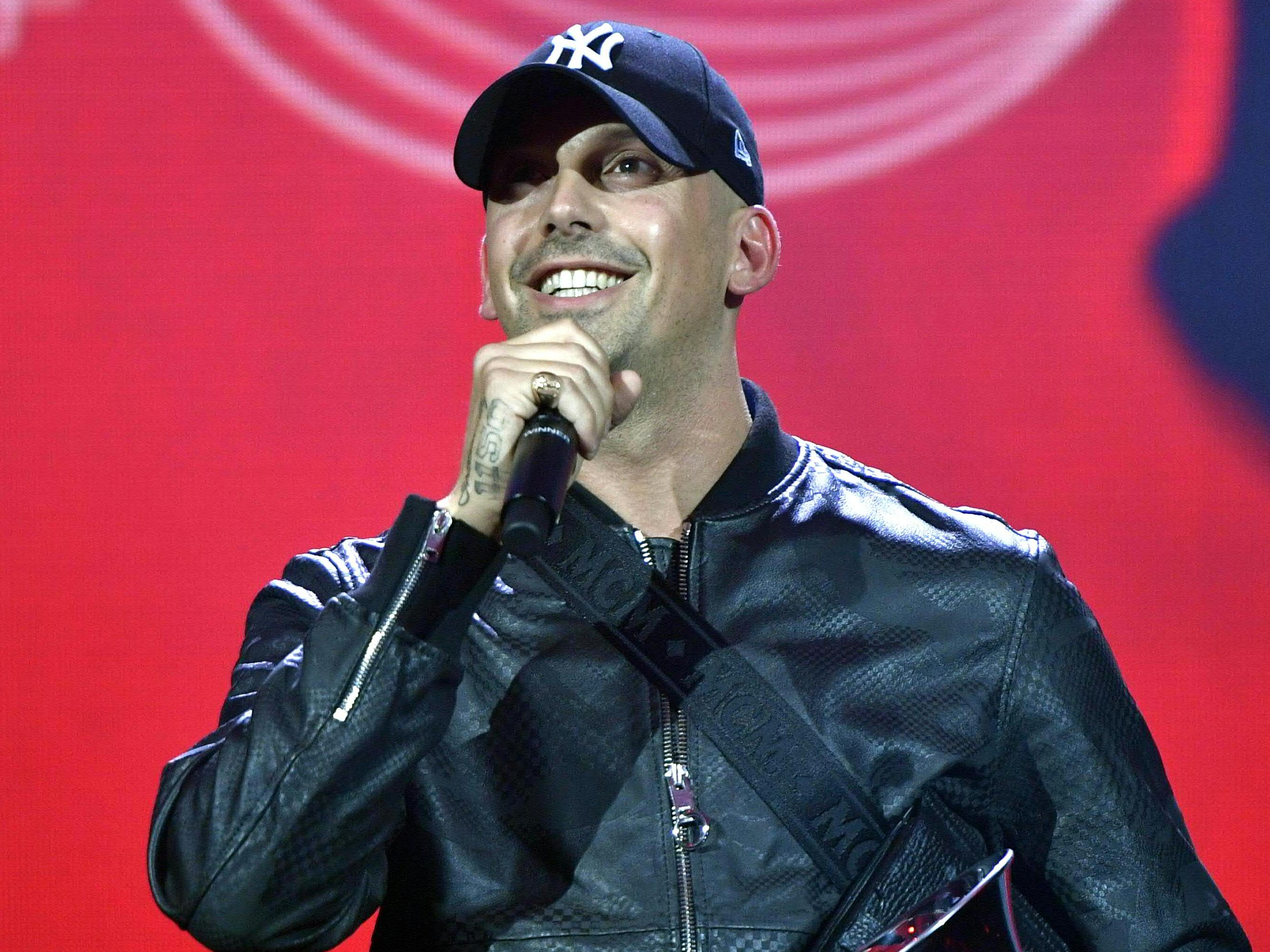 Star-Rapper RAF Camora unterstützt einen Wiener Jugendverein mit einer großzügigen Geldspende. Star-Rapper RAF Camora unterstützt einen Wiener Jugendverein mit einer großzügigen Geldspende.