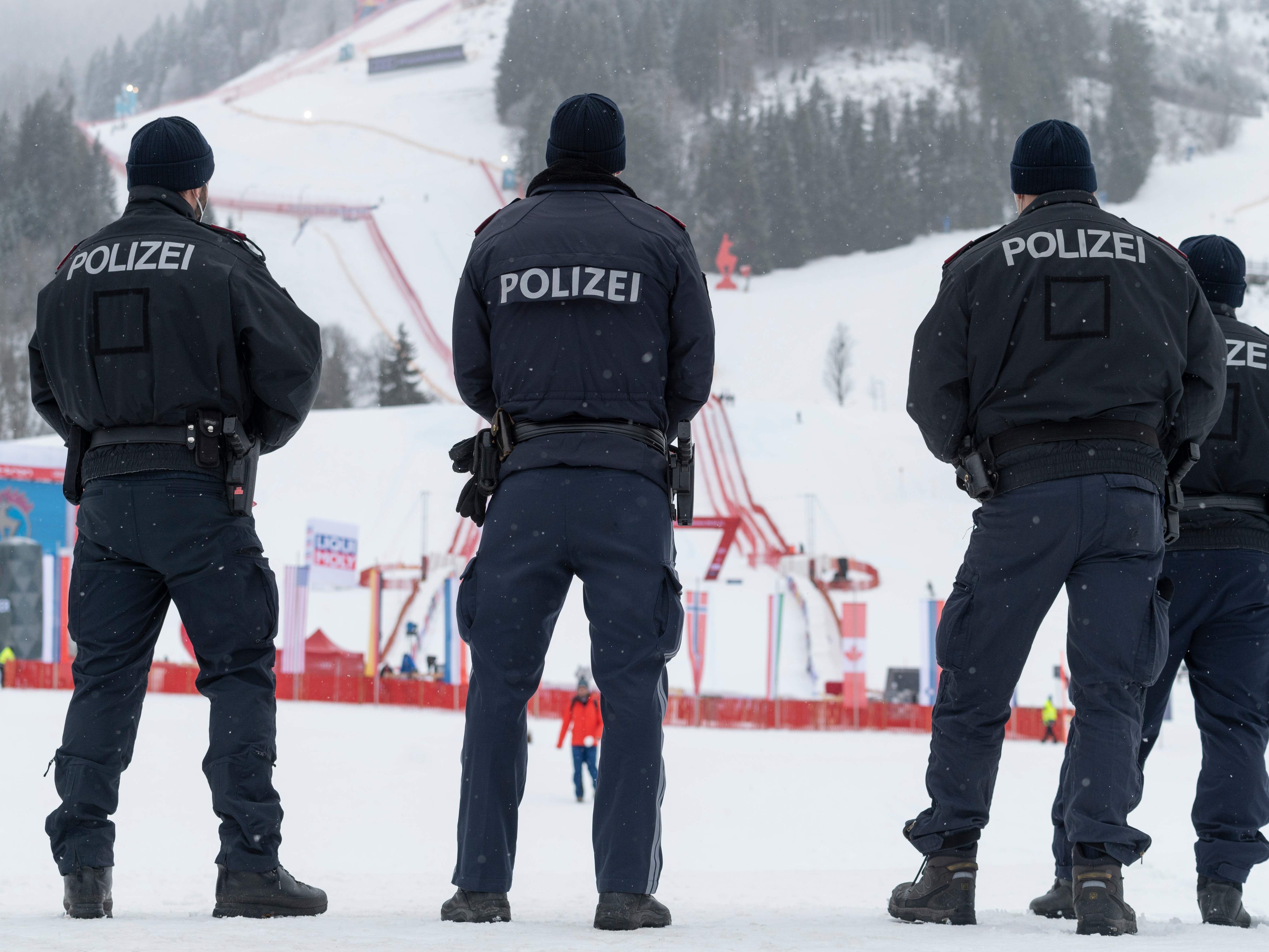 Kitzbühel verschärft Maßnahmen nach Apres-Ski-Video. Kitzbühel verschärft Maßnahmen nach Apres-Ski-Video.