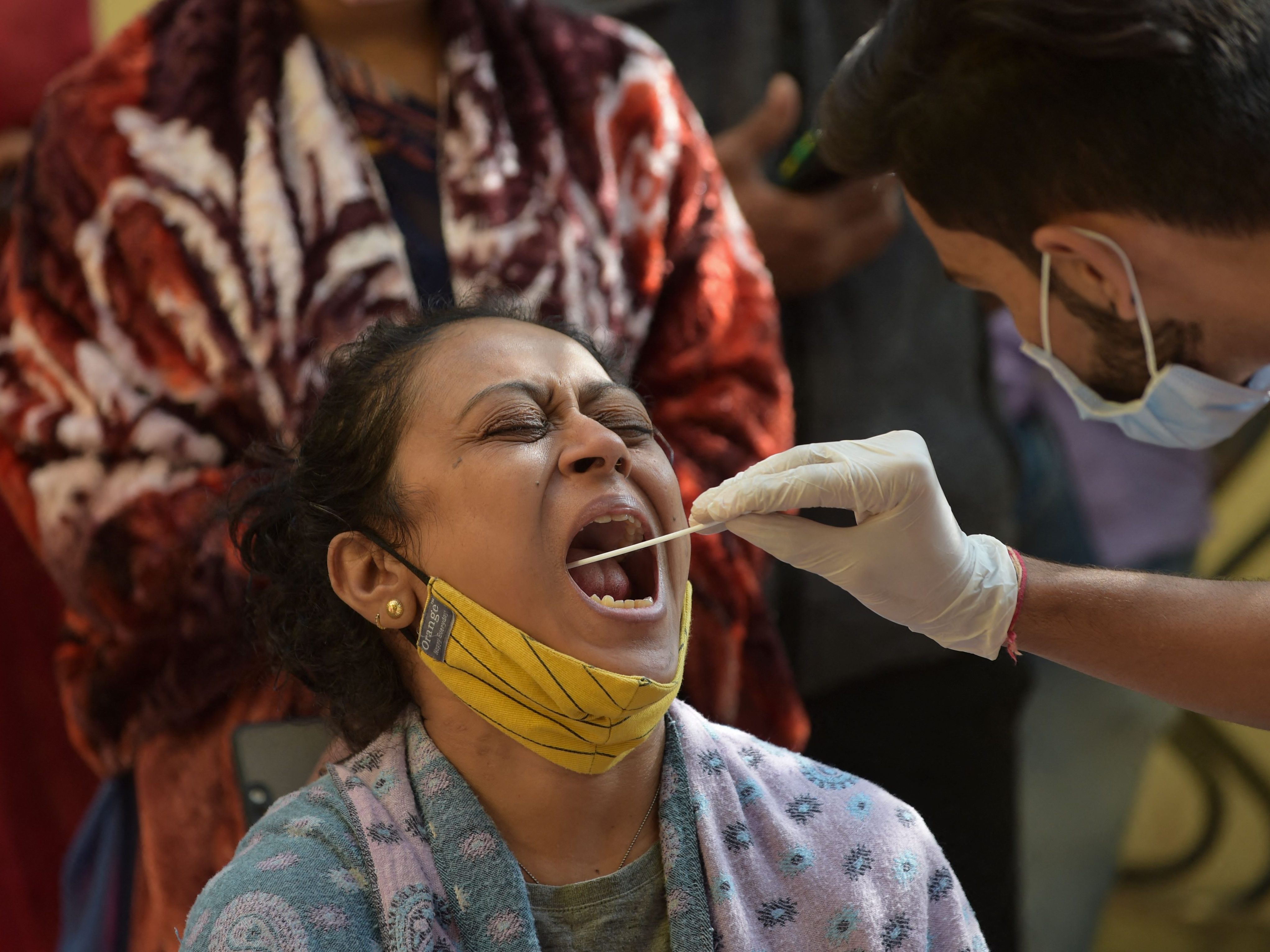 Eine Frau beim Coronatest in Ahmedabad. Eine Frau beim Coronatest in Ahmedabad.