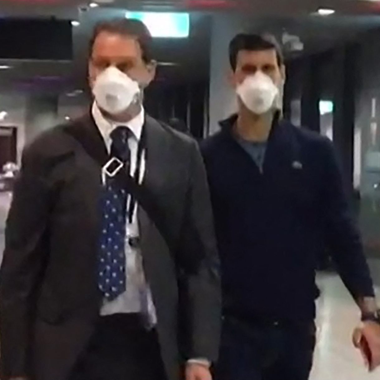 Der Tennisspieler am Flughafen.