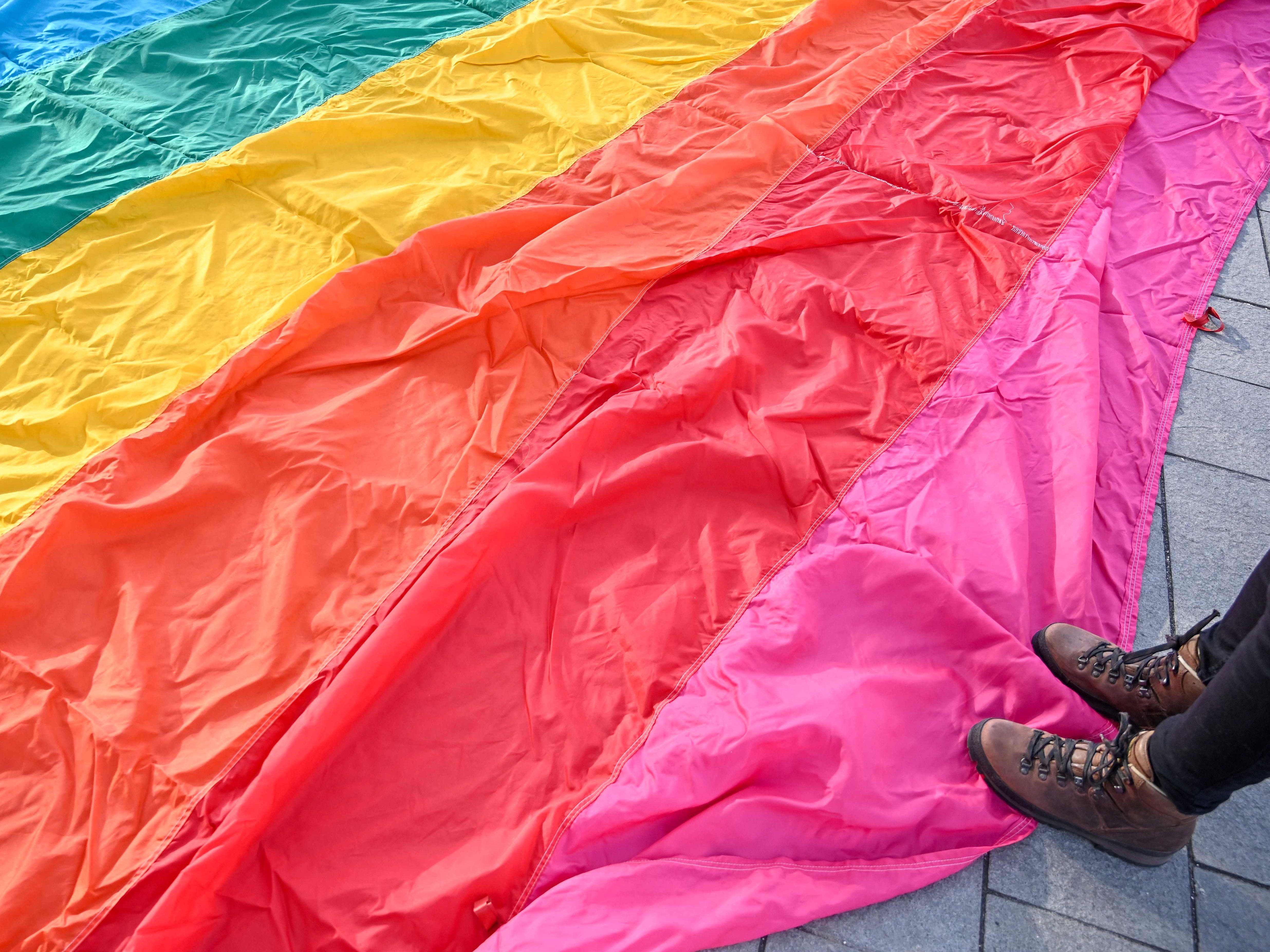 Nach den Outings vieler Mitarbeiter der katholischen Kirche in Deutschland werden Forderungen nach einem Umdenken laut.