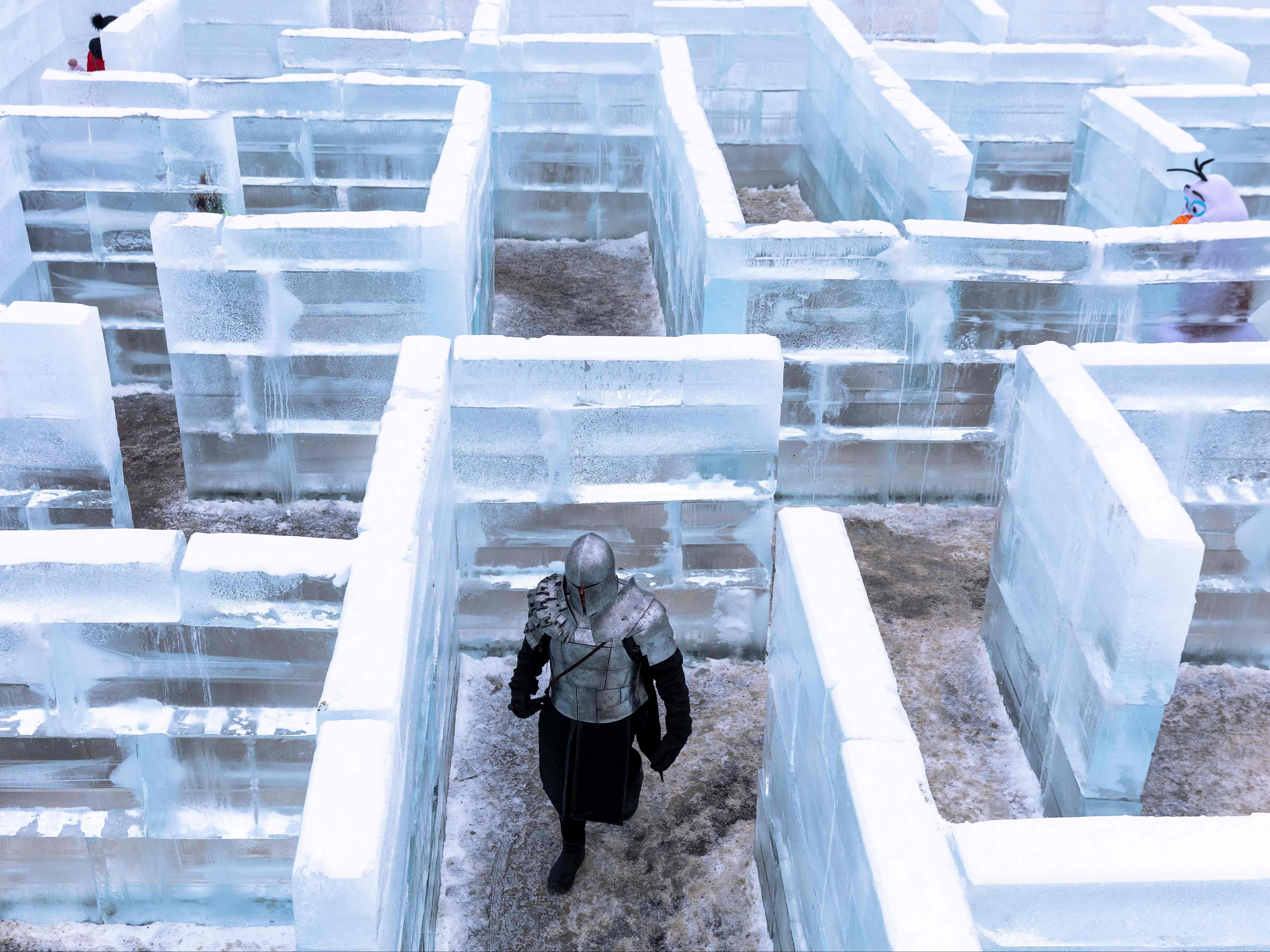 Ein riesiges Labyrinth aus fast 3000 Eisblöcken. Ein riesiges Labyrinth aus fast 3000 Eisblöcken.
