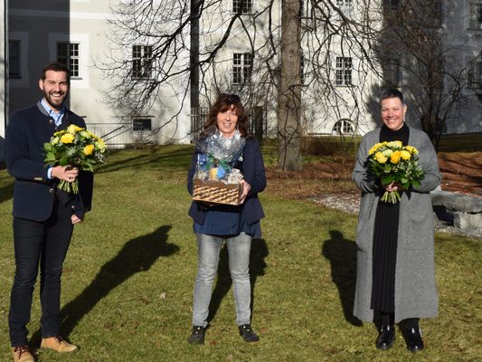 VS St. Peter unter neuer Leitung: Bürgermeister Simon Tschann, Monika Koch und Michaela Riedl bei der Übergabe.
