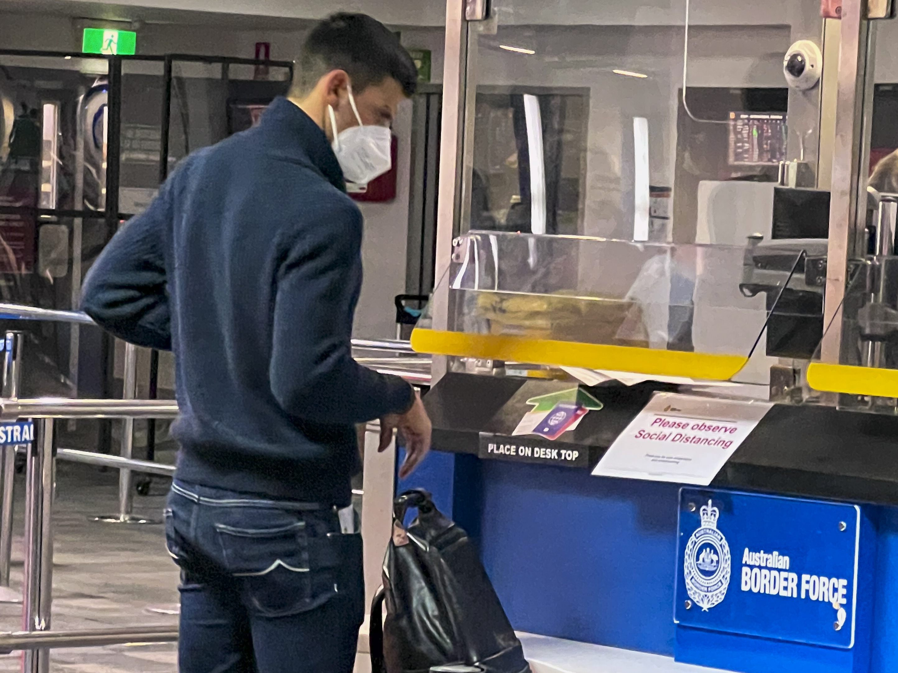 Da er nicht geimpft ist, musste Tennisstar Nowak Djokovic in Australien in ein Quarantäne-Hotel. Da er nicht geimpft ist, musste Tennisstar Nowak Djokovic in Australien in ein Quarantäne-Hotel.