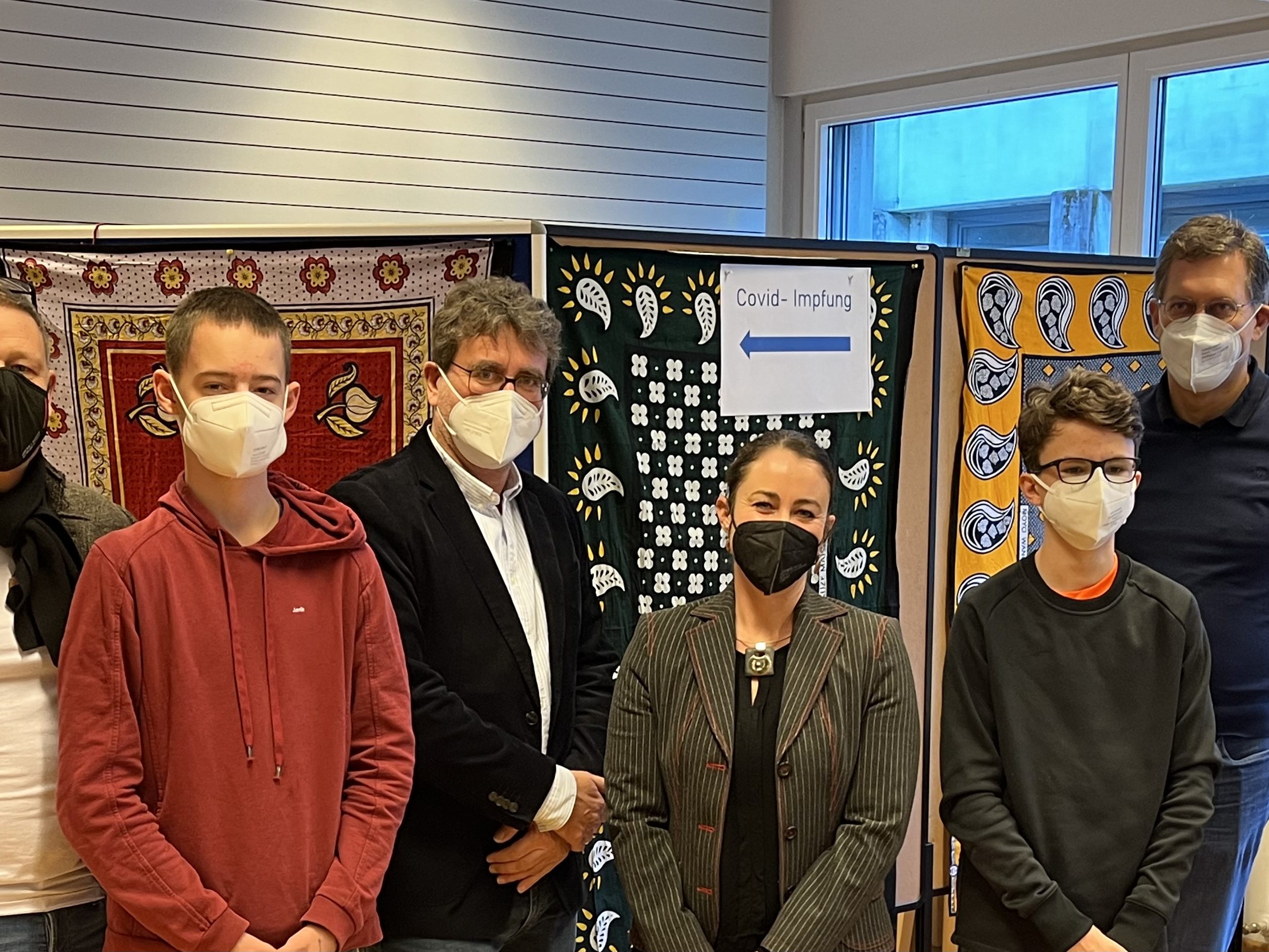 von links: Gernot Brauchle (Pädagogische Hochschule Vorarlberg), Julia Marte-Schwald (Praxisschulen), Andreas Mark (Gymnasium Schillerstraße), Hannes Mäser (Polytechnische Schule) und Schüler*innen von links: Gernot Brauchle (Pädagogische Hochschule Vorarlberg), Julia Marte-Schwald (Praxisschulen), Andreas Mark (Gymnasium Schillerstraße), Hannes Mäser (Polytechnische Schule) und Schüler*innen