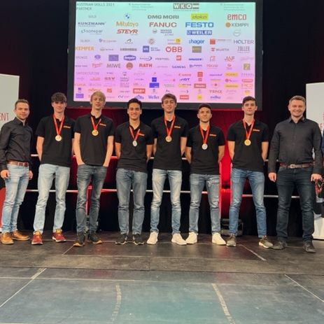 Das Blum-Team der AustrianSkills bestehend aus Teilnehmern, Coaches und Experten freute sich über das ausgezeichnete Ergebnis.