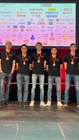 Das Blum-Team der AustrianSkills bestehend aus Teilnehmern, Coaches und Experten freute sich über das ausgezeichnete Ergebnis.