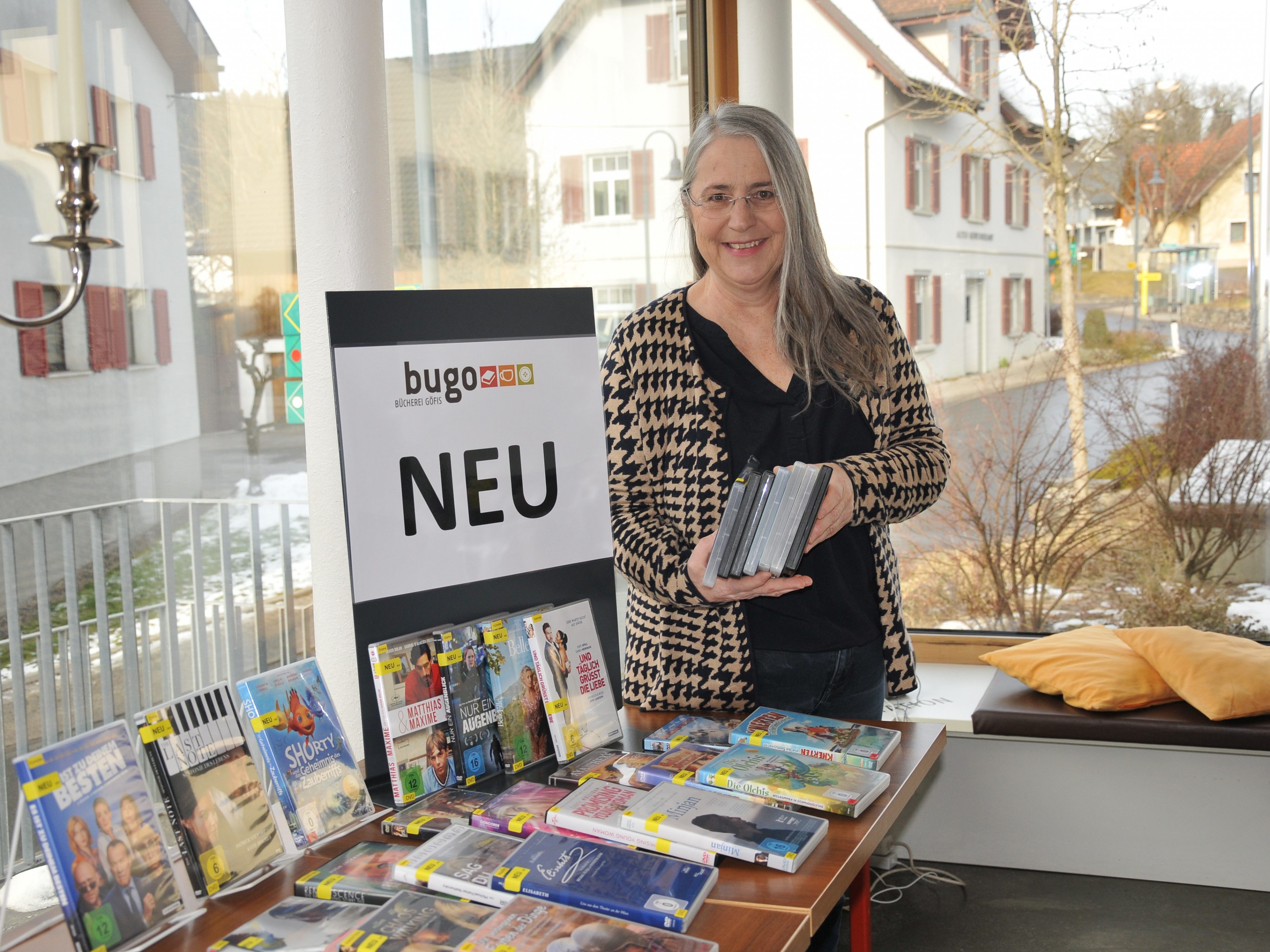 Über 100 neue Filme hat bugo-Mitarbeiterin Astrid Keutschegger-Specht eingearbeitet und für den Verleih vorbereitet. Über 100 neue Filme hat bugo-Mitarbeiterin Astrid Keutschegger-Specht eingearbeitet und für den Verleih vorbereitet.