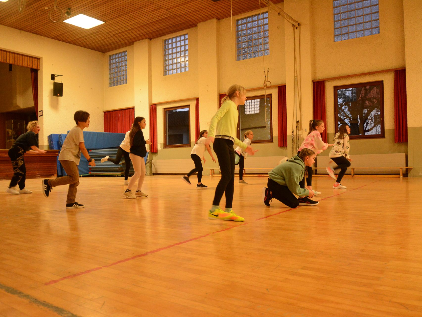 Sich zu bewegen wie ein richtiger Star lernen tanzbegeisterte Kinder und Jugendliche beim Street-Jazz-Dance in der Jahnturnhalle. Sich zu bewegen wie ein richtiger Star lernen tanzbegeisterte Kinder und Jugendliche beim Street-Jazz-Dance in der Jahnturnhalle.