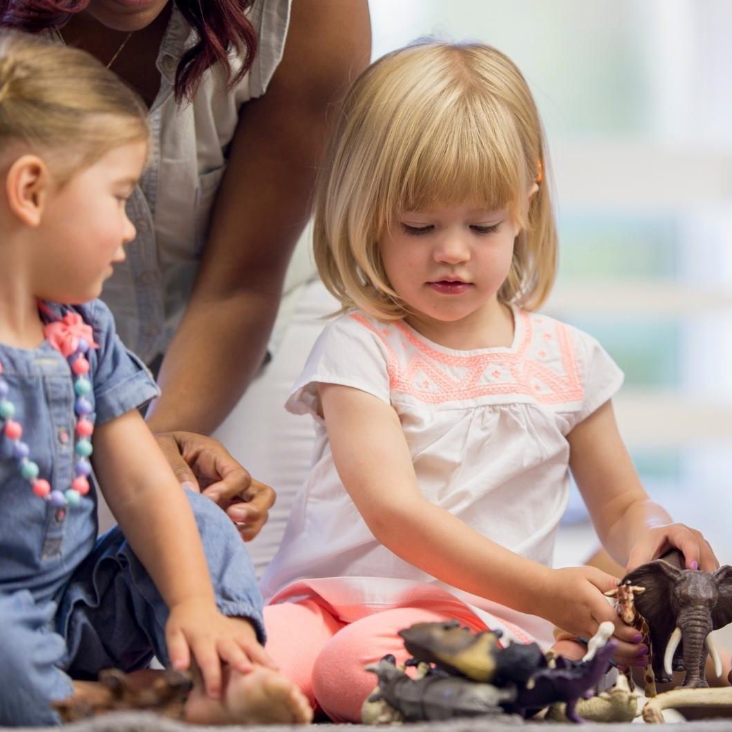 Corona-Demo vor Kinderhort sorgte für großen Wirbel und weinende Kinder.