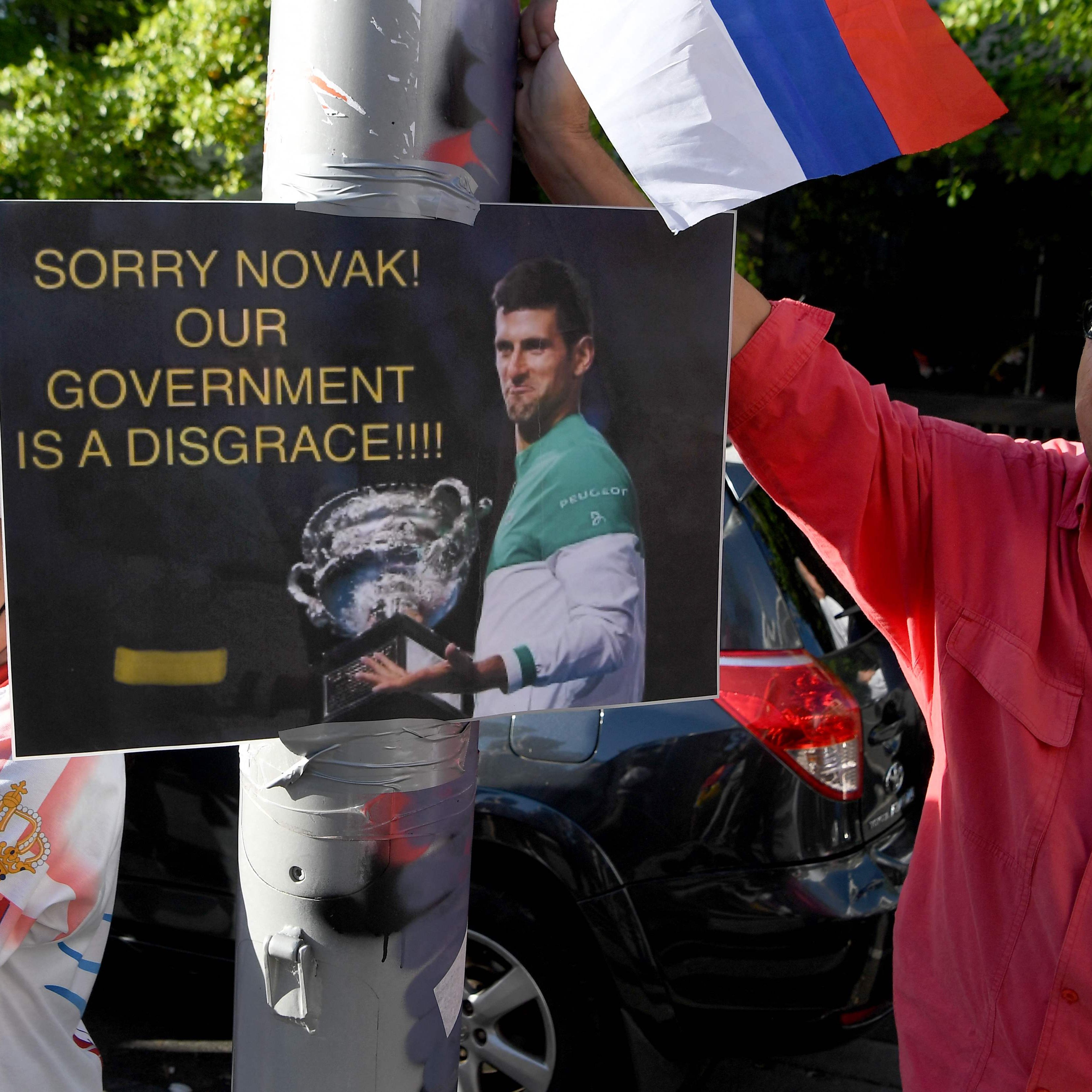 Vor dem Park Hotel in Melbourne wird weiter für Djokovic protestiert.