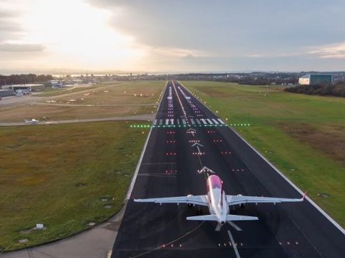 Der Pilot konnte die Maschine ohne Personen-oder Sachschäden in Friedrichshafen notlanden. (Symbolbild)