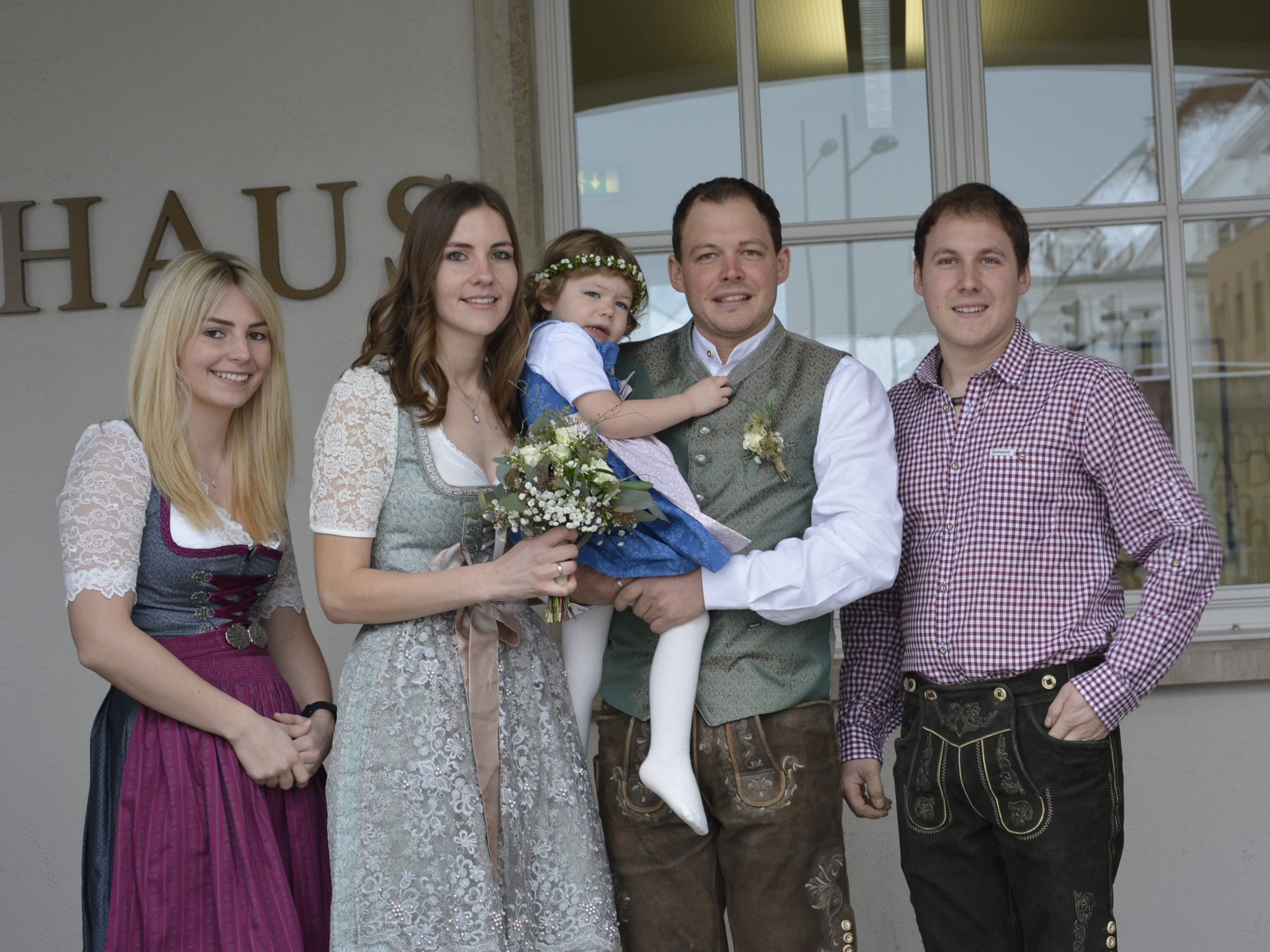 Das Brautpaar mit Töchterchen Luisa und den Trauzeugen beim Standesamt Dornbirn.