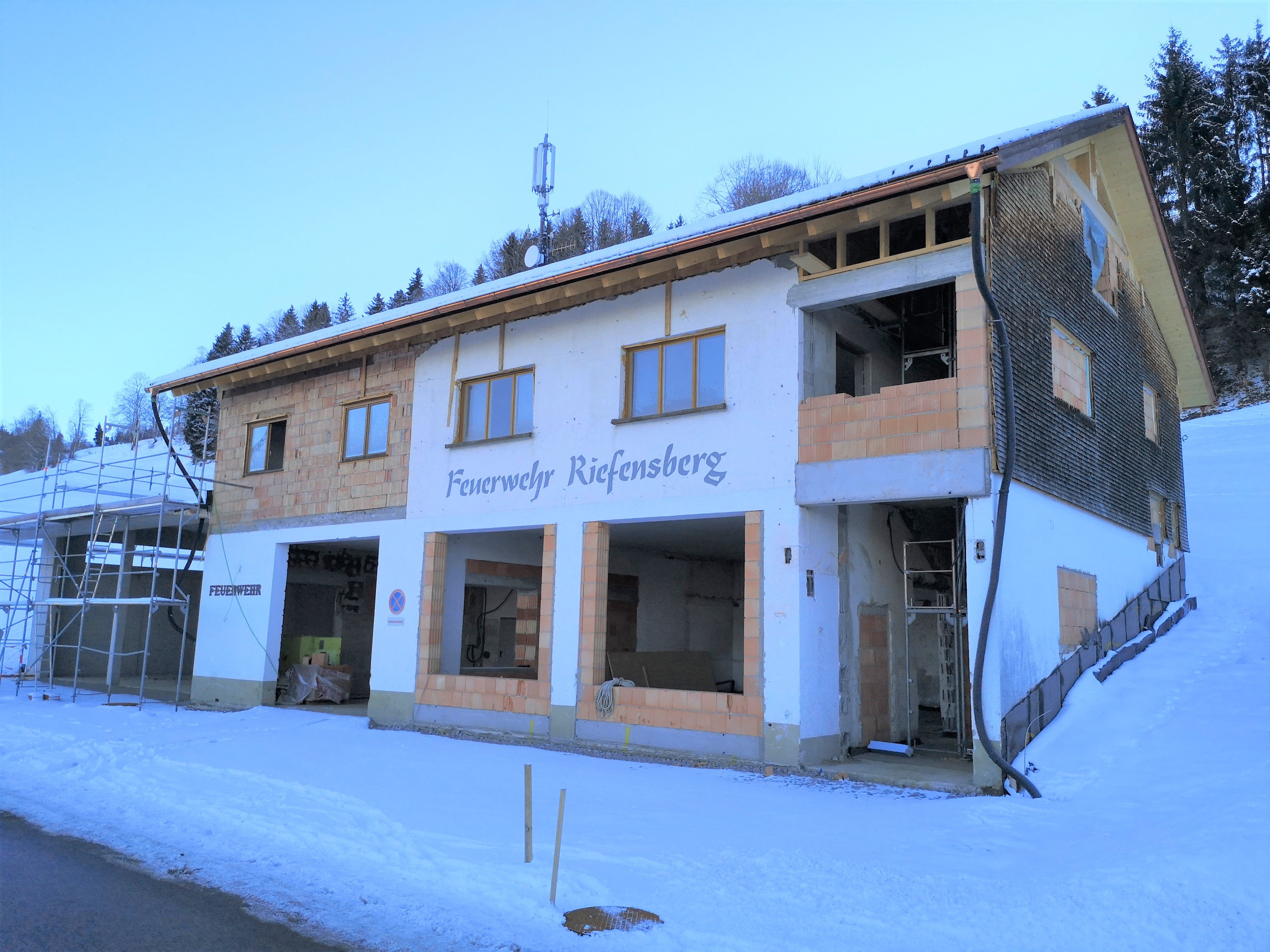Die Umbau- und Erweiterungsmaßnahmen beim Feuerwehrhaus werden bis Sommer 2022 abgeschlossen. Die Umbau- und Erweiterungsmaßnahmen beim Feuerwehrhaus werden bis Sommer 2022 abgeschlossen.