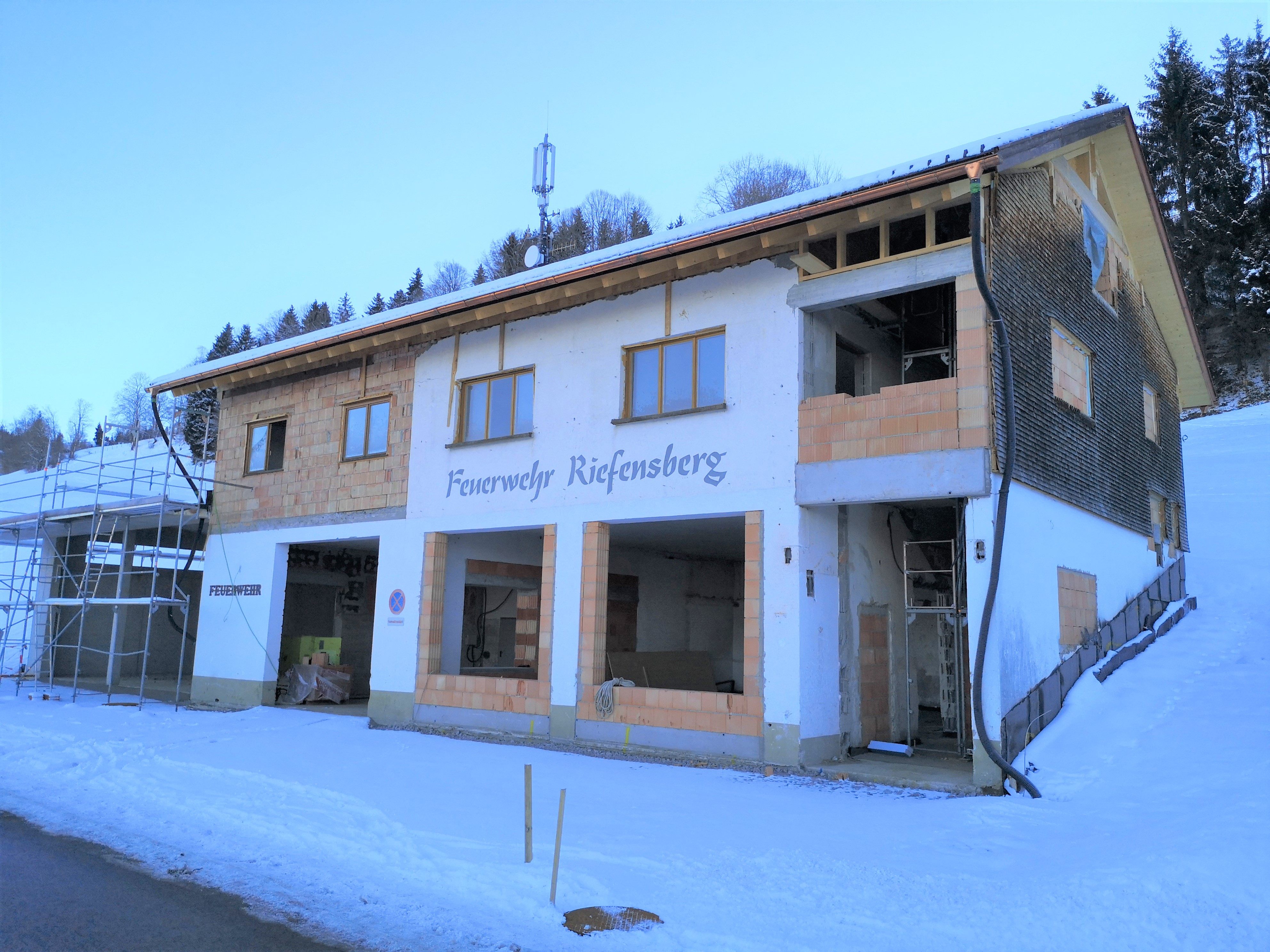 Die Umbau- und Erweiterungsmaßnahmen beim Feuerwehrhaus werden bis Sommer 2022 abgeschlossen.