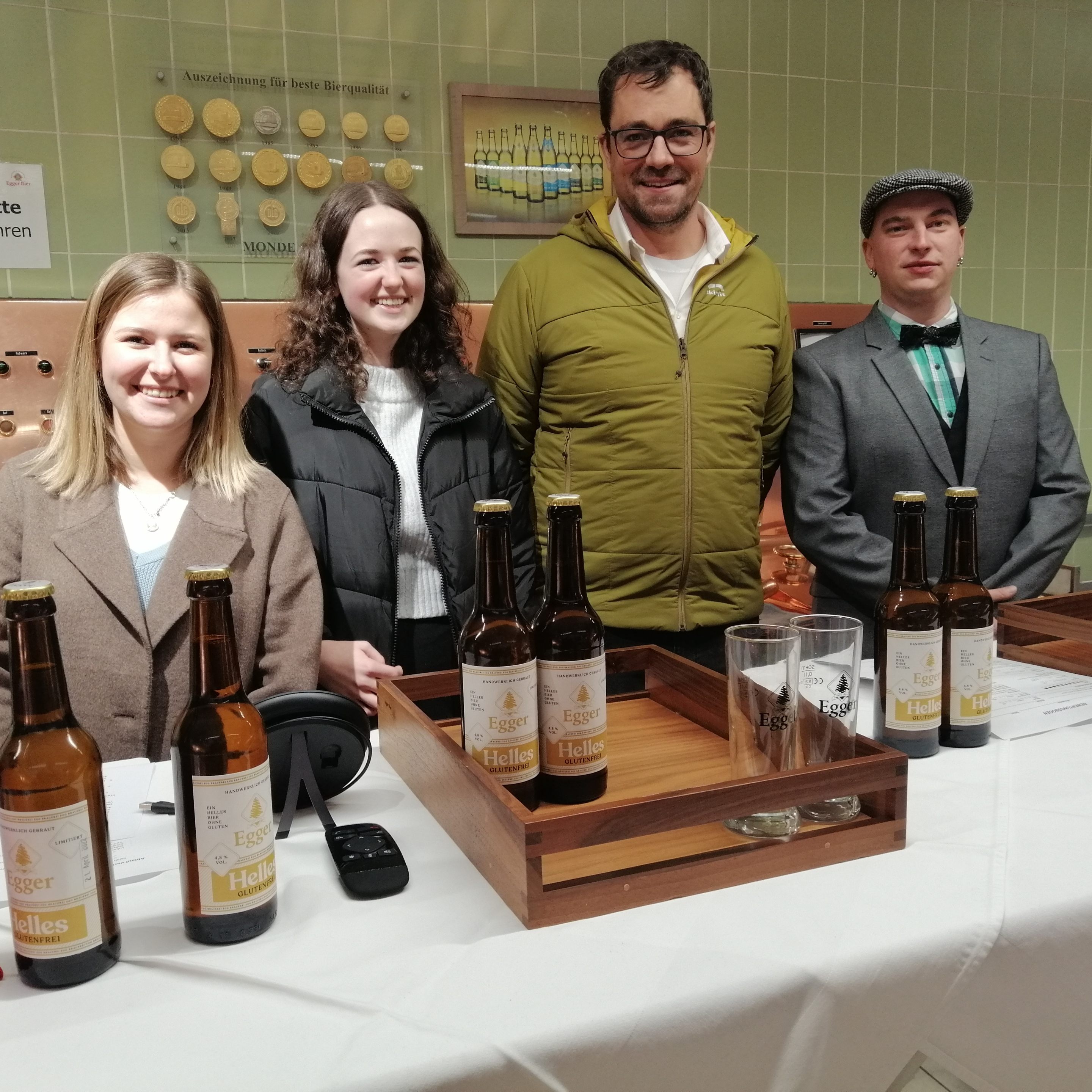 Das Matura-Projektteam mit Brauerei-Geschäftsführer Lukas Dorner und Brauer Dominik Gessler