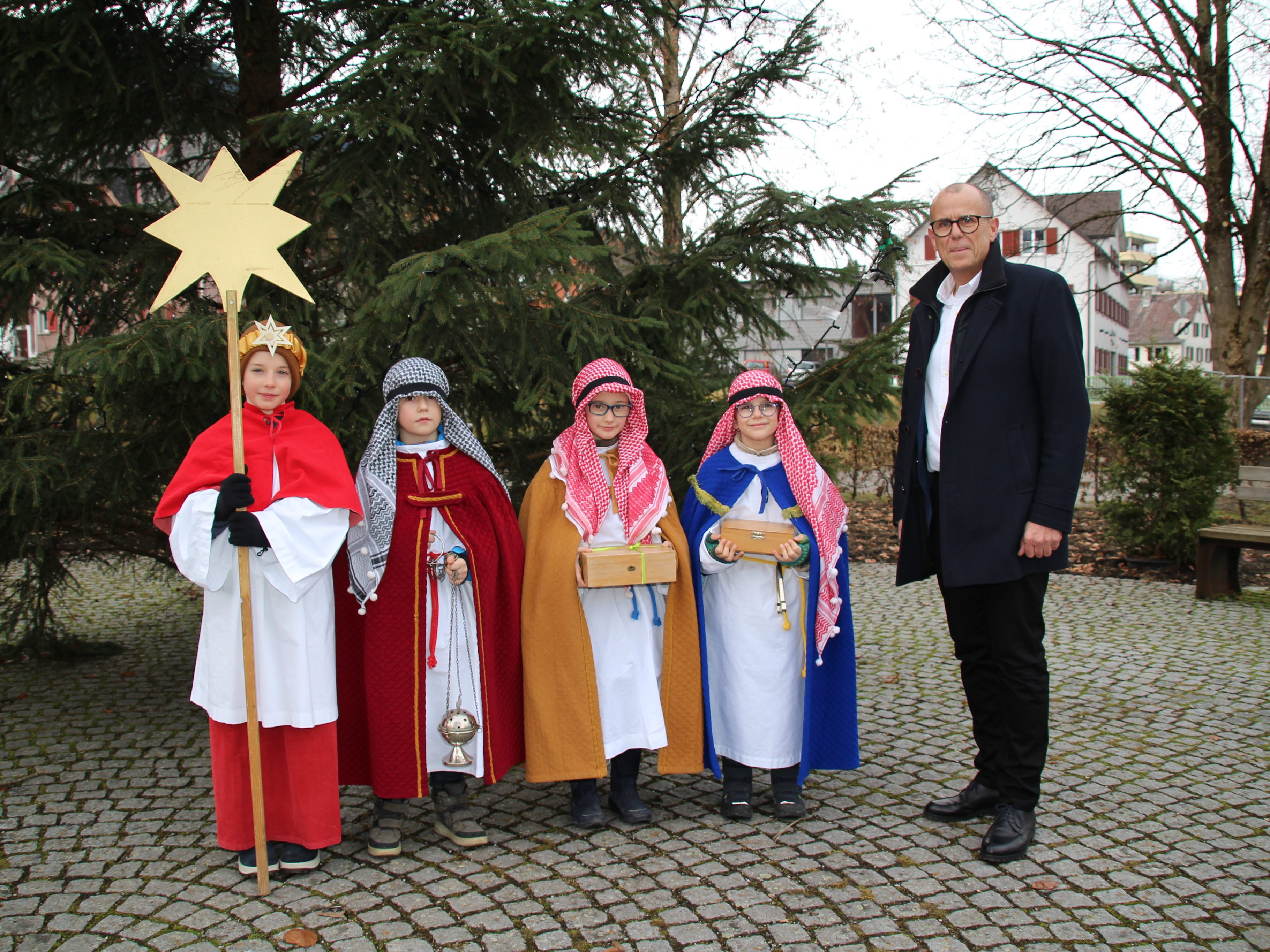 Auch Bürgermeister Walter Gohm überbrachten die Sternsinger die Friedensbotschaft. Auch Bürgermeister Walter Gohm überbrachten die Sternsinger die Friedensbotschaft.