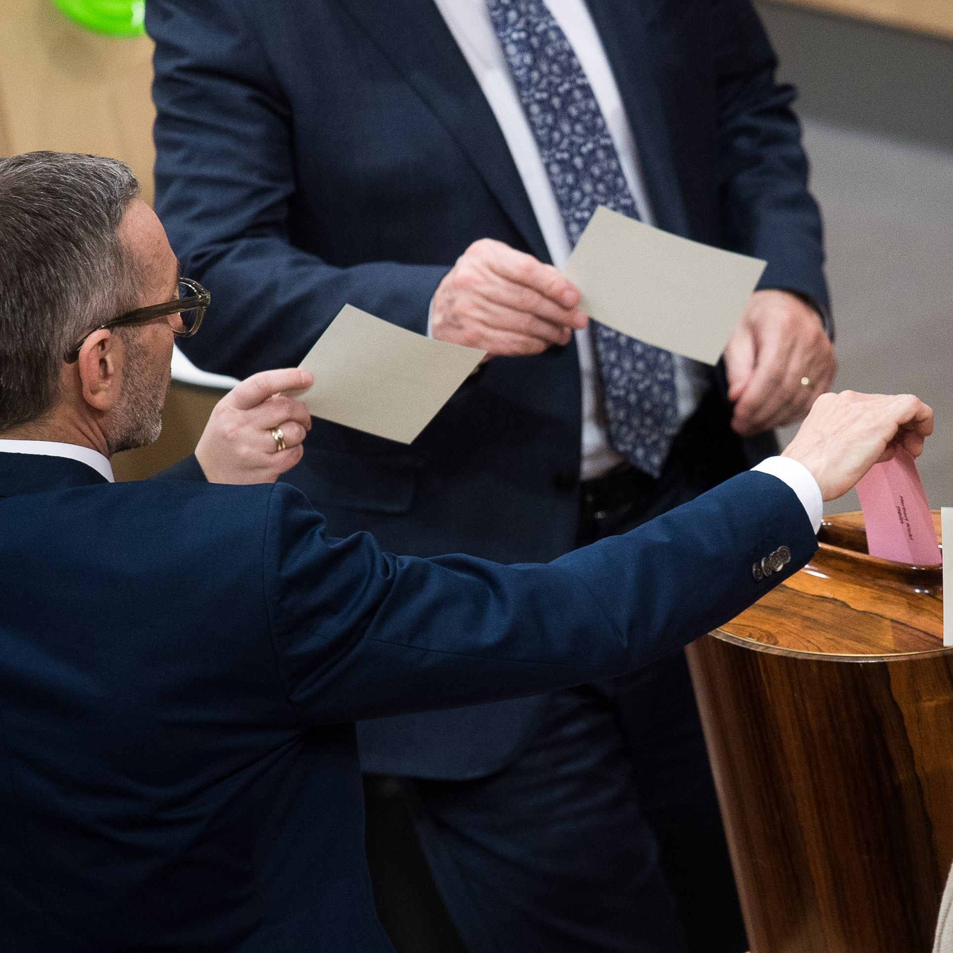 Chef Herbert Kickl (l.) während der Abstimmung zur "Impfplicht" im Rahmen einer Sitzung des Nationalrates am Donnerstag.