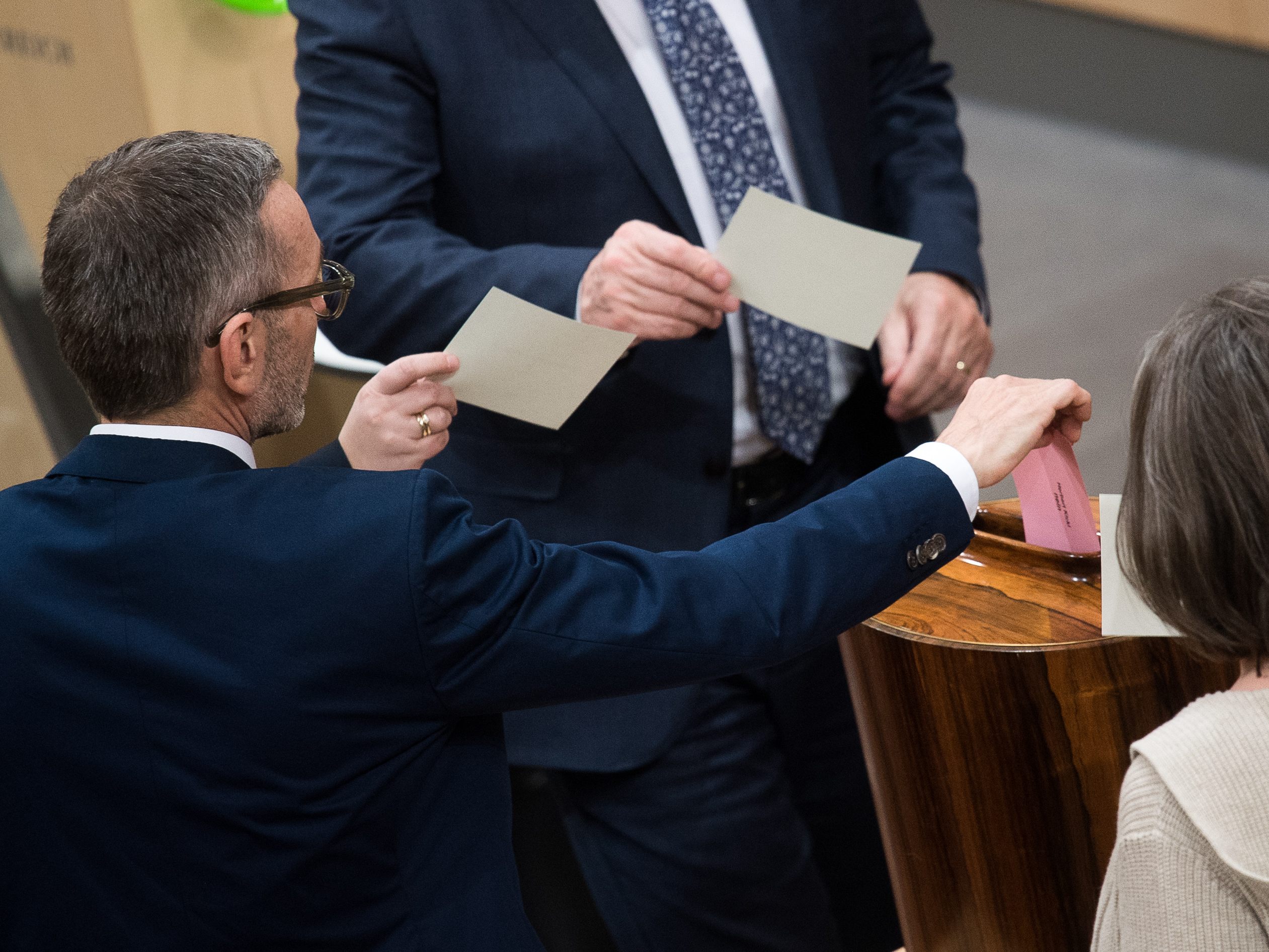 Chef Herbert Kickl (l.) während der Abstimmung zur "Impfplicht" im Rahmen einer Sitzung des Nationalrates am Donnerstag.