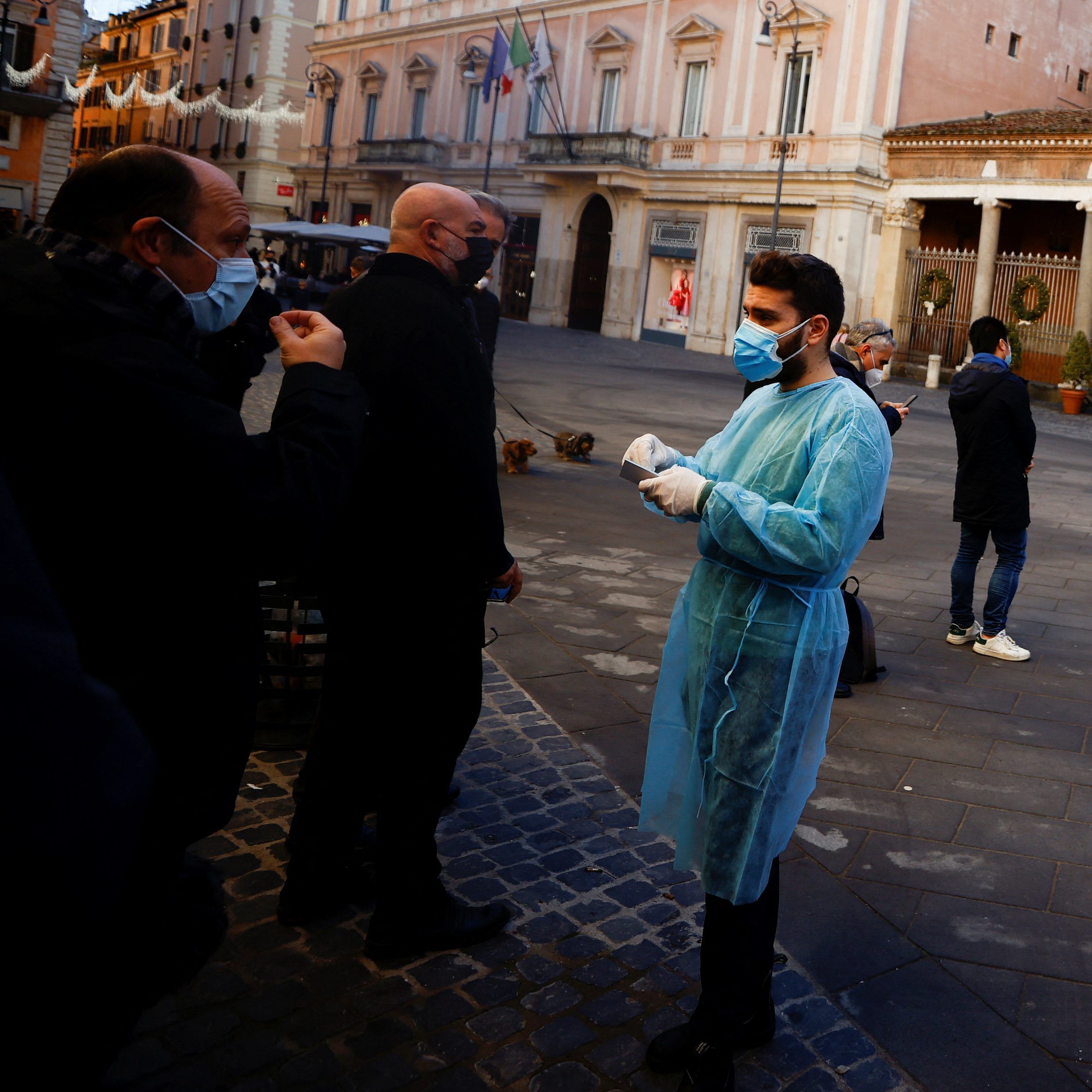 Zahlreiche Menschen stellen sich am 31. Dezember in Rom für einen Coronatest an.