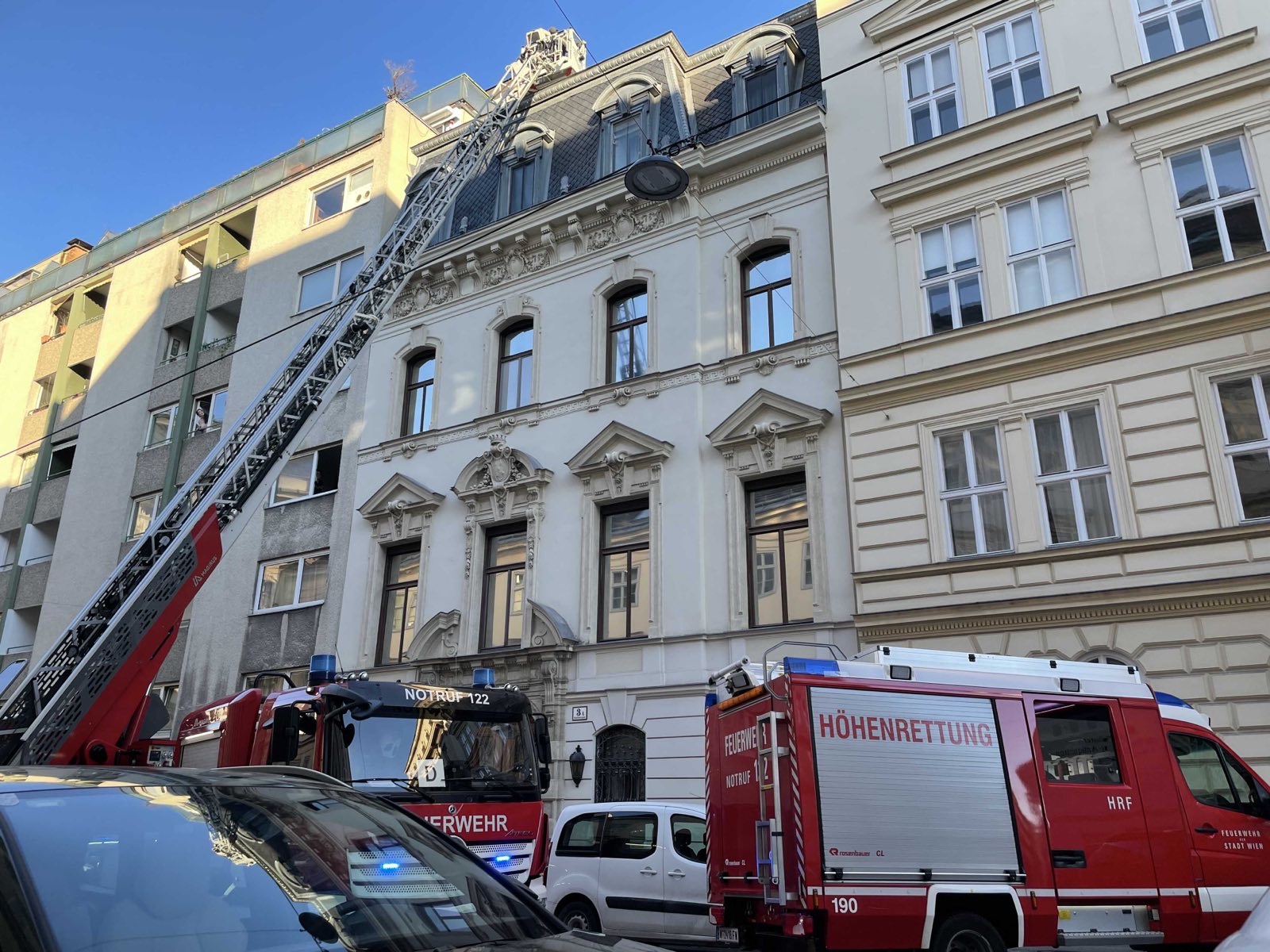 Die Feuerwehr musste den Schwan retten. Die Feuerwehr musste den Schwan retten.