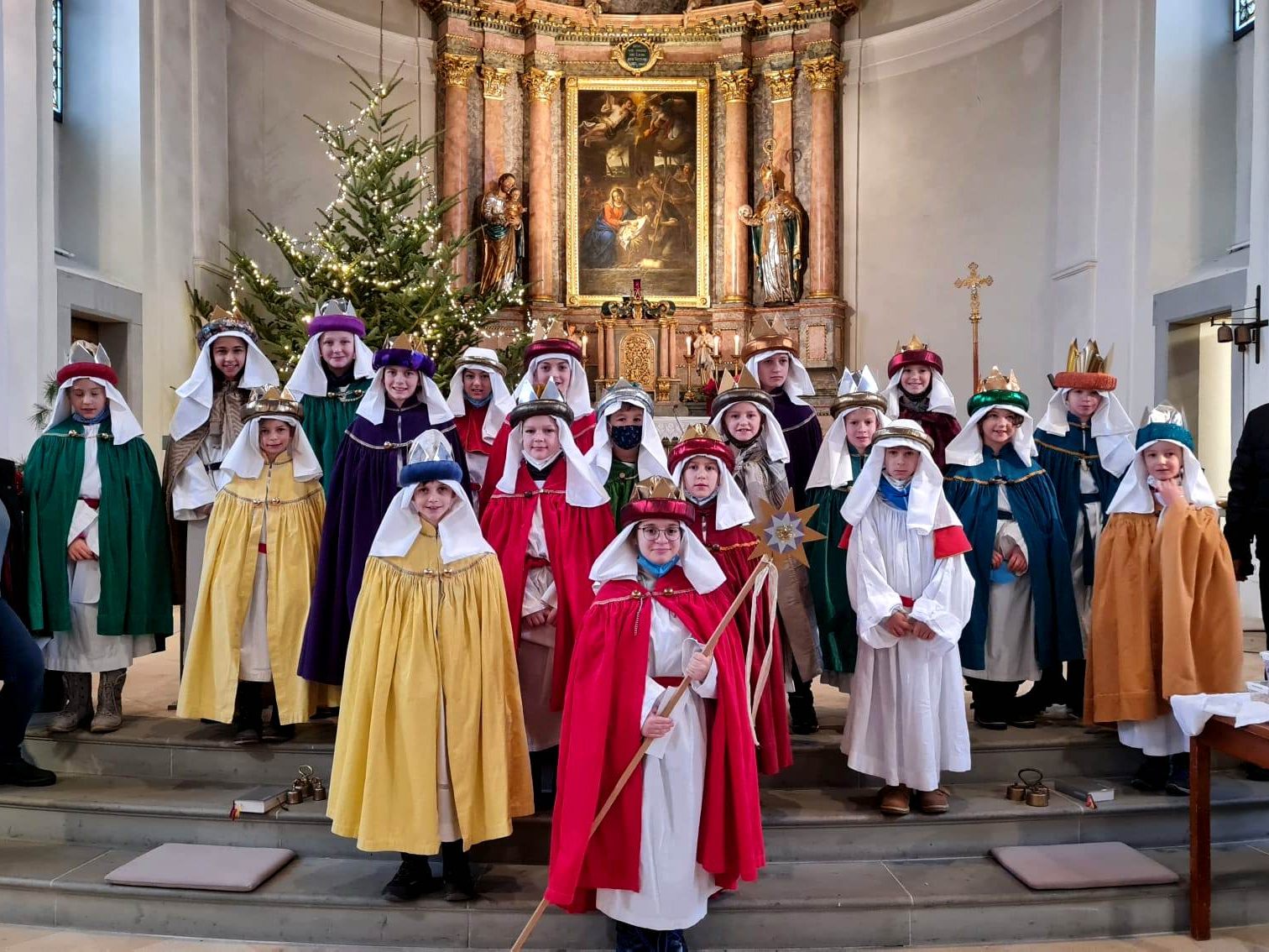 Die Sternsinger trugen auch in Lochau die Botschaft von der Geburt Jesu von Haus zu Haus und sammelten für verschiedene Hilfsprojekte in aller Welt. Die Sternsinger trugen auch in Lochau die Botschaft von der Geburt Jesu von Haus zu Haus und sammelten für verschiedene Hilfsprojekte in aller Welt.