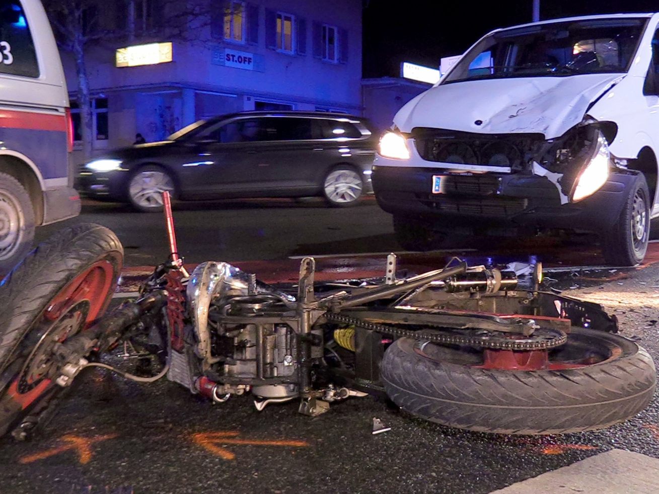 Heftige Frontal-Kollision in Lauterach - Mopedlenker wurde schwer verletzt.