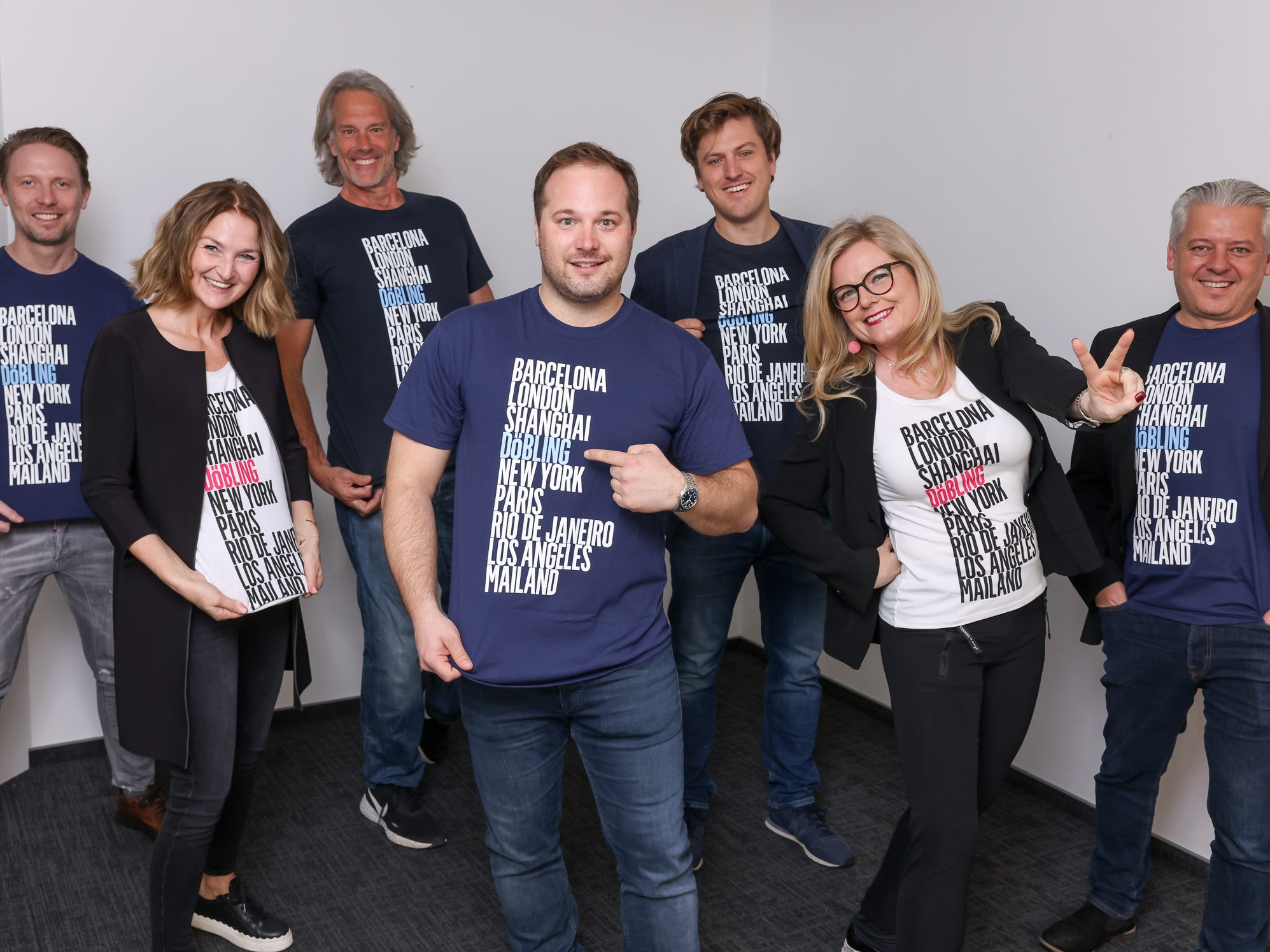 Stolz auf ihr Döbling T-Shirt: hinten v.l.n.r.: Balazs Varga (Das Cottage), Oliver Stamm und Daniel Hupfer (Klein+OHO); vorne v.l.n.r.: Alexandra Bogner (Stadtkleid), Bezirksvorsteher Daniel Resch, Monica Rintersbacher, Hans Arsenovic (Sun Company) Stolz auf ihr Döbling T-Shirt: hinten v.l.n.r.: Balazs Varga (Das Cottage), Oliver Stamm und Daniel Hupfer (Klein+OHO); vorne v.l.n.r.: Alexandra Bogner (Stadtkleid), Bezirksvorsteher Daniel Resch, Monica Rintersbacher, Hans Arsenovic (Sun Company)
