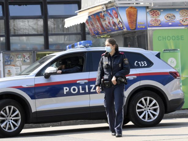 Die Polizei verhaftete einen 40-Jährigen, weil er von einem Imbissstand mehrere Biersdosen gestohlen hatte.
