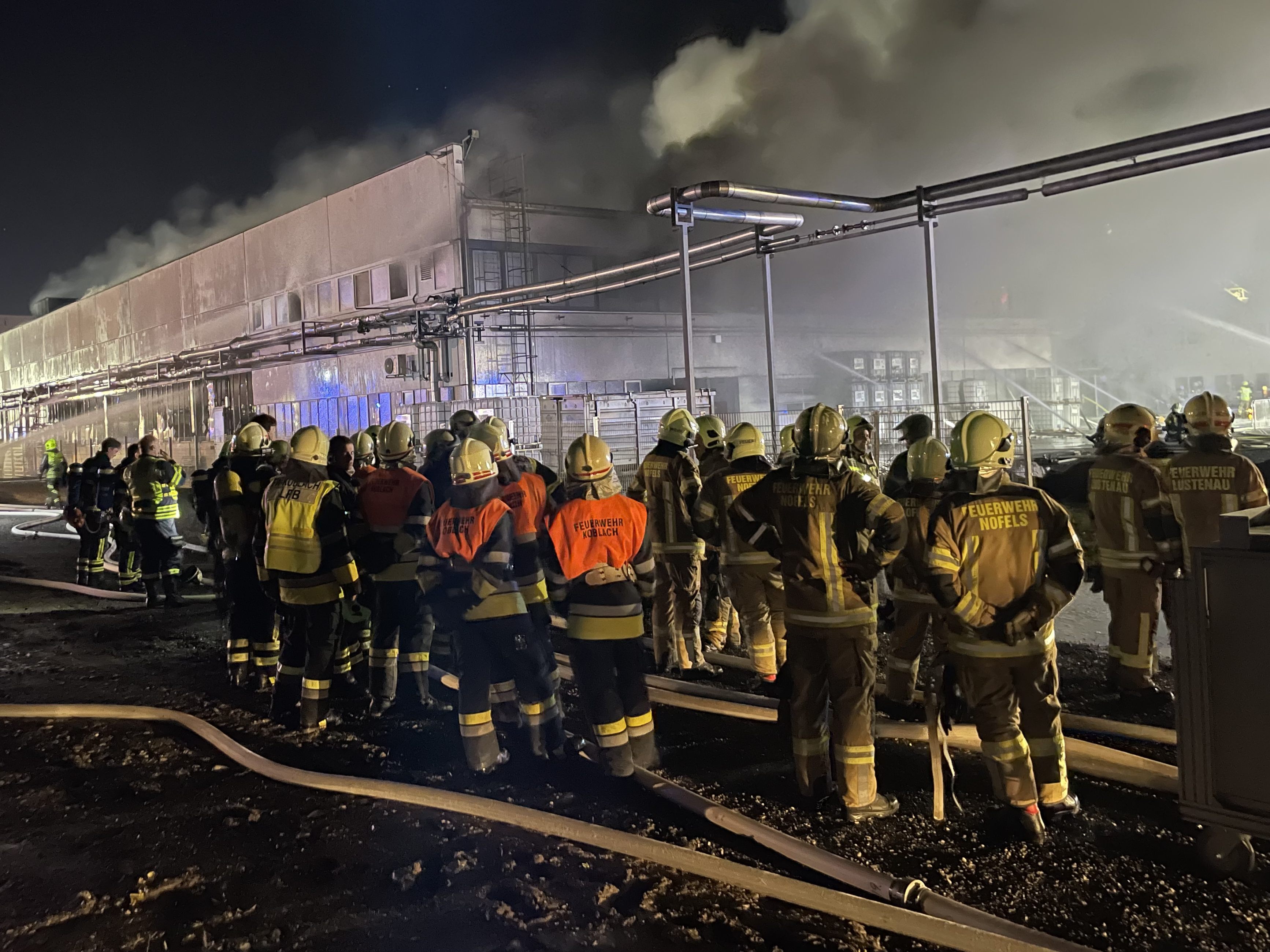 Rund 400 Feuerwehrleute standen in der Silvesternacht in Rankweil im Einsatz.