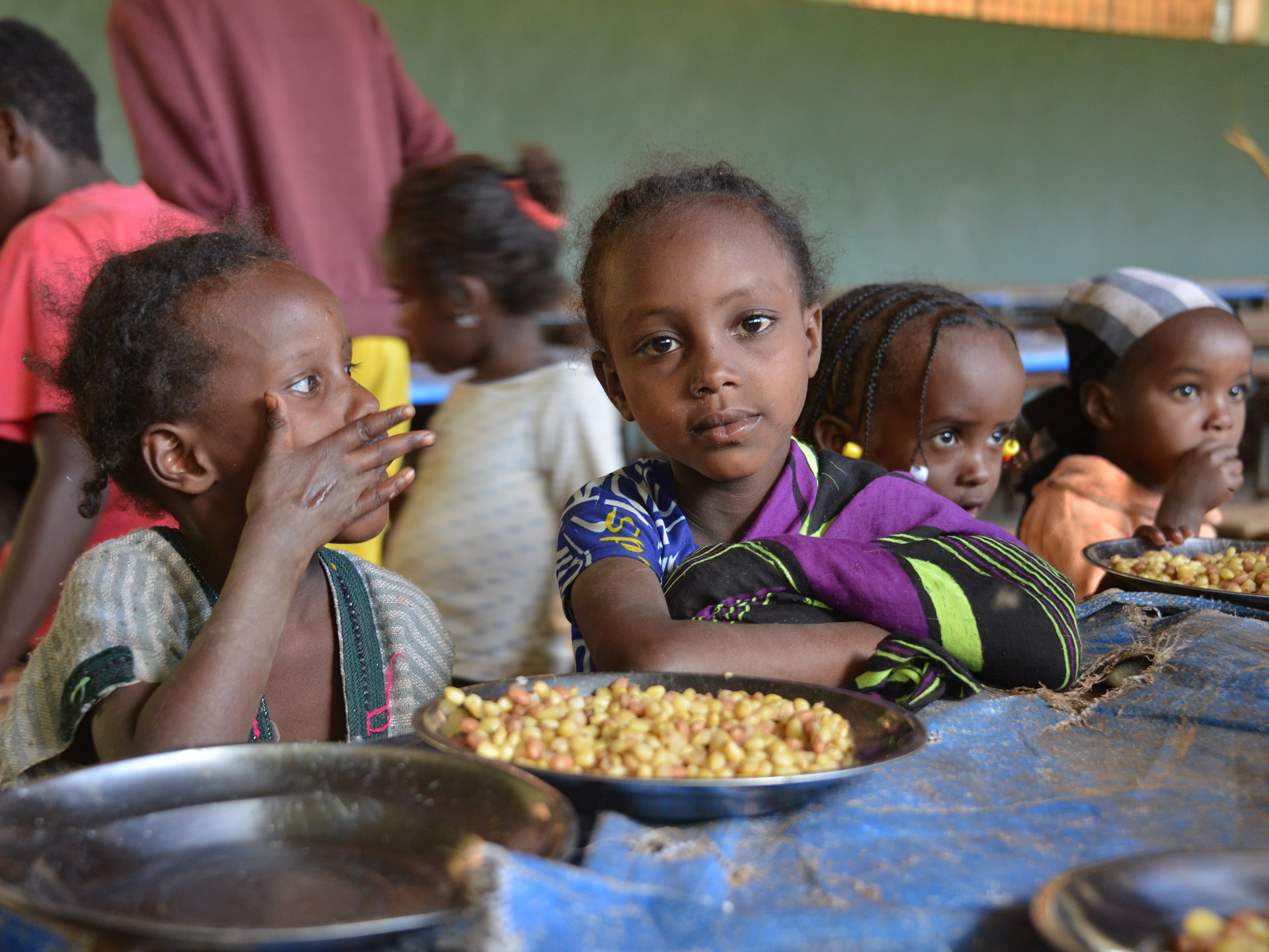 Hilfe für Kinder in Äthiopien - gemeinsam mit Spendern unterstützt die Caritas Schulausspeisungen in Borana.