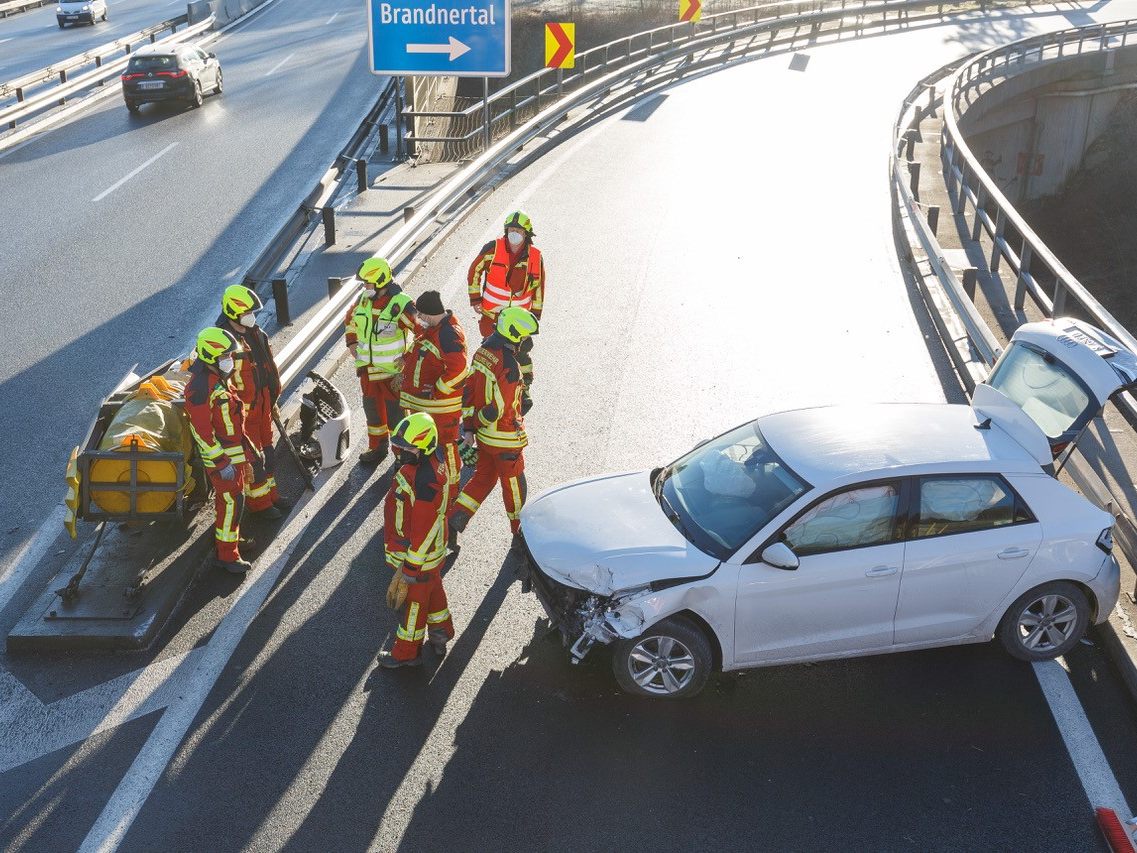 Bei einem Unfall auf der A14 wurde eine Person unbestimmten Grades verletzt.
