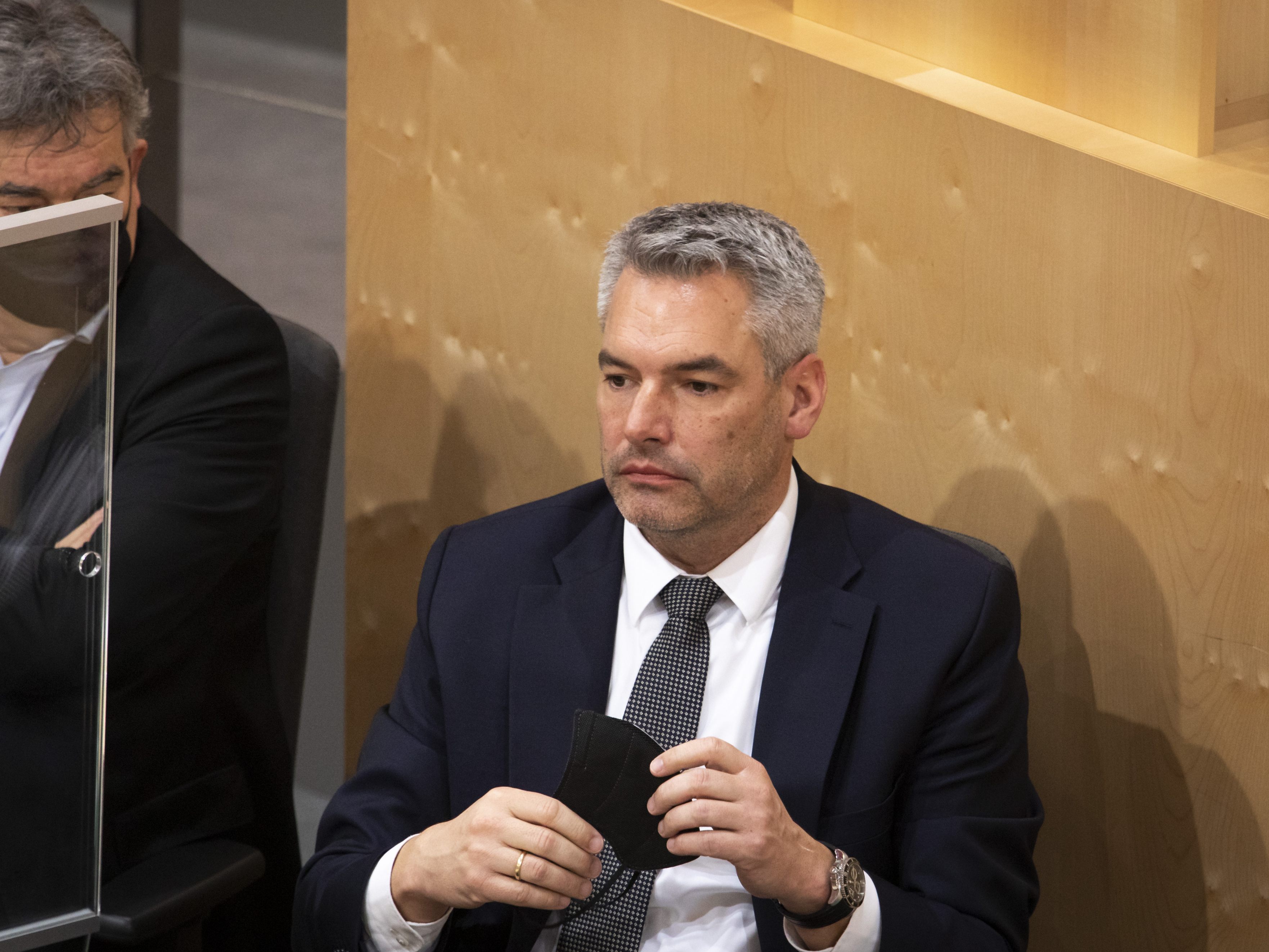 Bundeskanzler Karl Nehammer (ÖVP) erklärte am Mittwoch, dass der Lockdown für Ungeimpfte kommenden Montag enden werde. Bundeskanzler Karl Nehammer (ÖVP) erklärte am Mittwoch, dass der Lockdown für Ungeimpfte kommenden Montag enden werde.