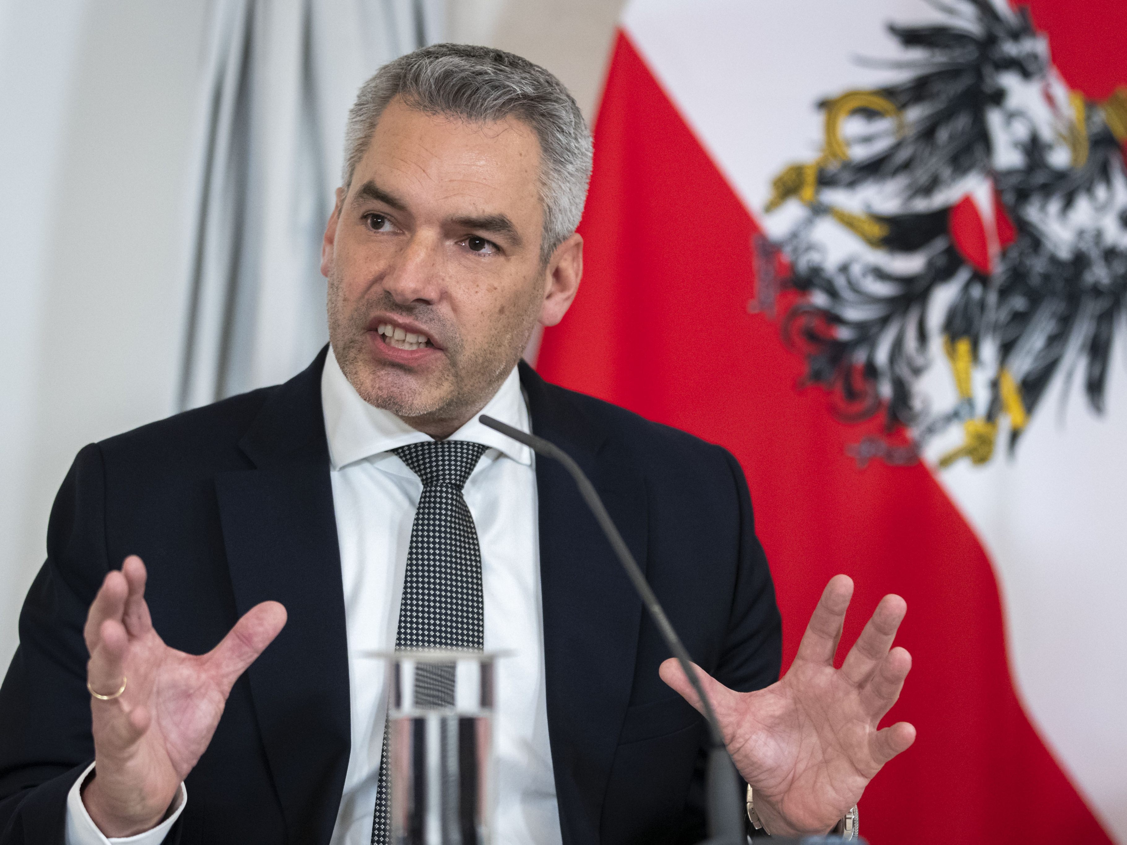 Die Präsentation des Gesetzesentwurfs für die geplante Corona-Impfpflicht erfolgte am Sonntag durch die österreichische Regierung. Die Präsentation des Gesetzesentwurfs für die geplante Corona-Impfpflicht erfolgte am Sonntag durch die österreichische Regierung.