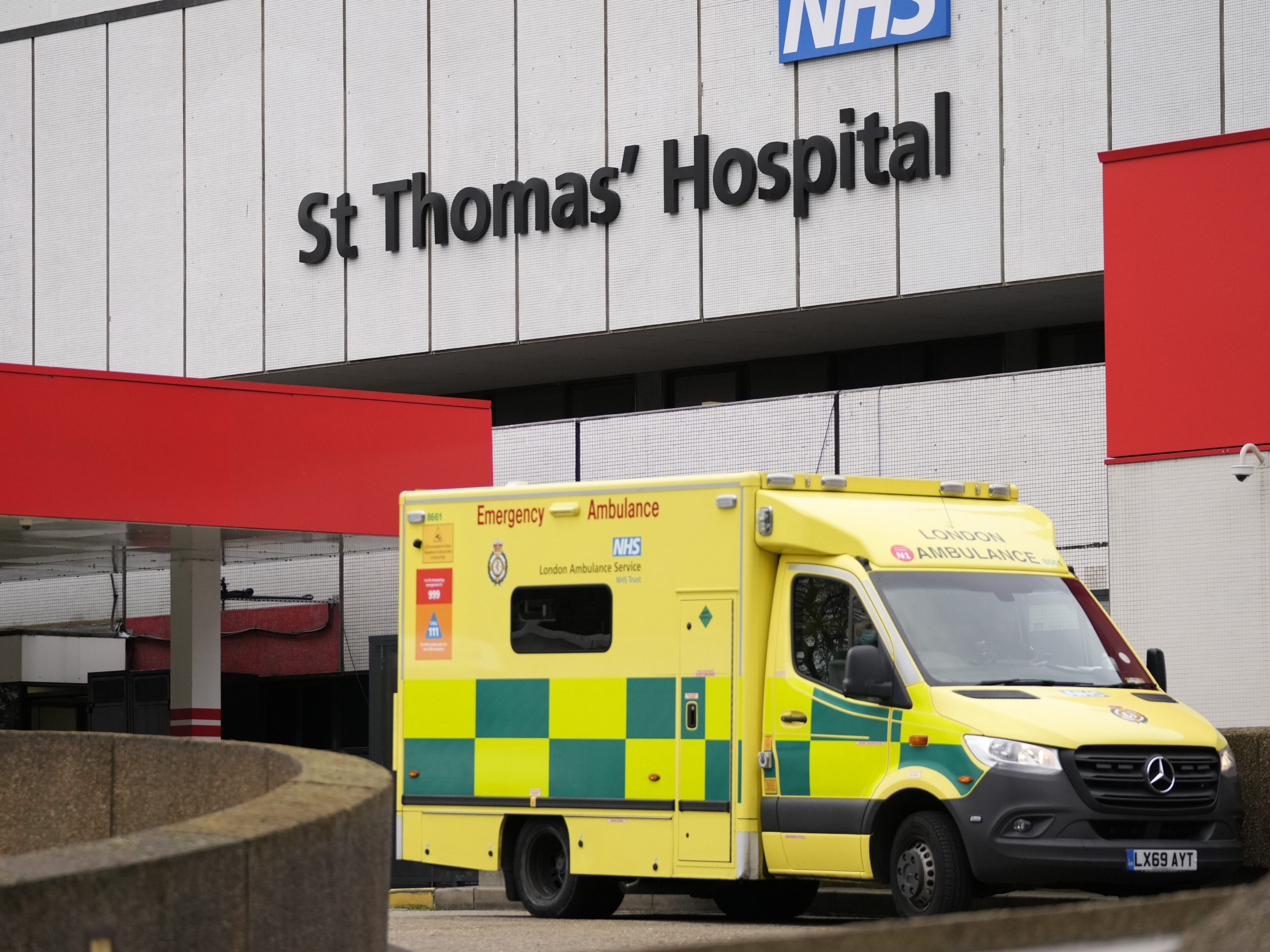 Londons Krankenhäuser sind derzeit mit großen Personalausfällen konfrontiert. Londons Krankenhäuser sind derzeit mit großen Personalausfällen konfrontiert.