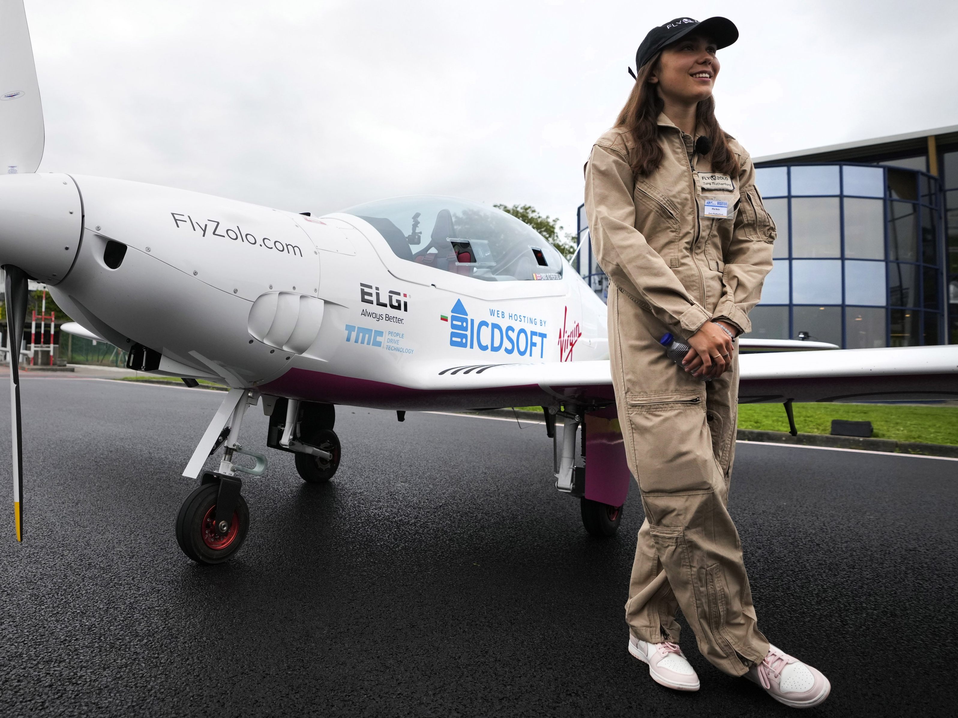 Zara Rutherford vor dem Start zu ihrer solo-Weltumrundung im Flugzeug.