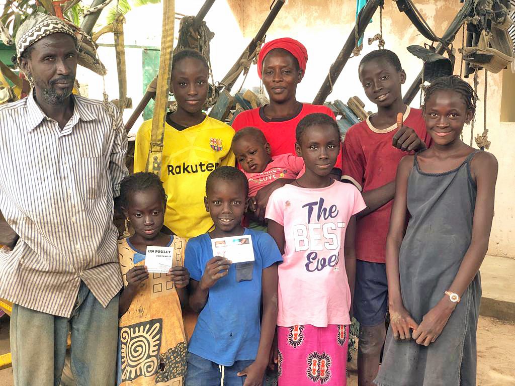 270 Familien in MBalling freuten sich zu Weihnachten über einen Lebensmittelgutschein und einen Gutschein für ein Huhn. 270 Familien in MBalling freuten sich zu Weihnachten über einen Lebensmittelgutschein und einen Gutschein für ein Huhn.