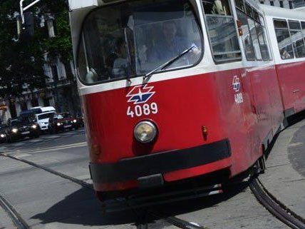 In Simmering kam es zu einem Unfall, weil ein Mann eine Straßenbahn übersehen hatte In Simmering kam es zu einem Unfall, weil ein Mann eine Straßenbahn übersehen hatte