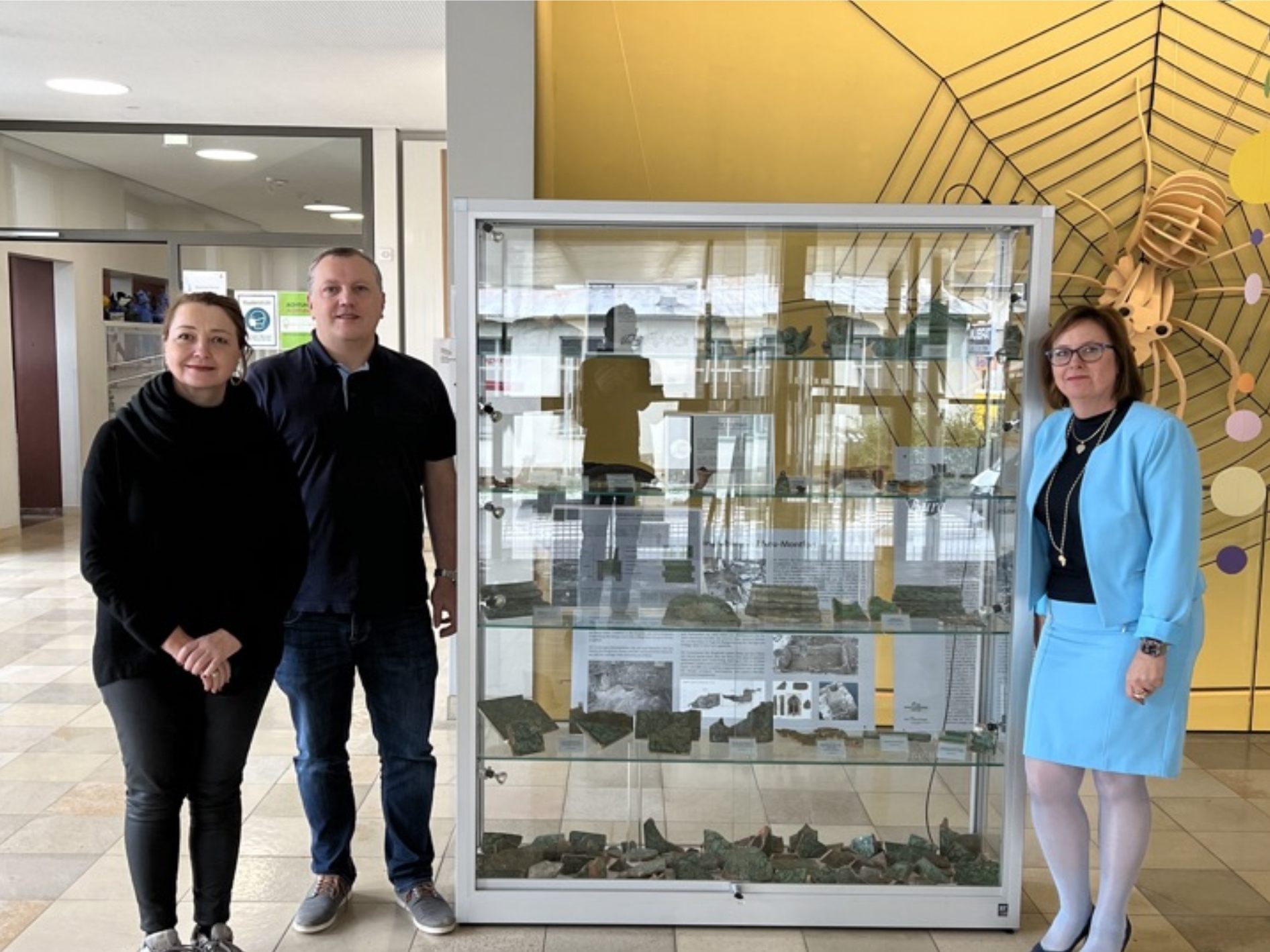 Vizebürgermeisterin Edith Lampert-Deuring, Gemeinderat Christoph Längle und Direktorin Gabriele Kröll-Maier bei der Eröffnung der Ausstellung in der Mittelschule