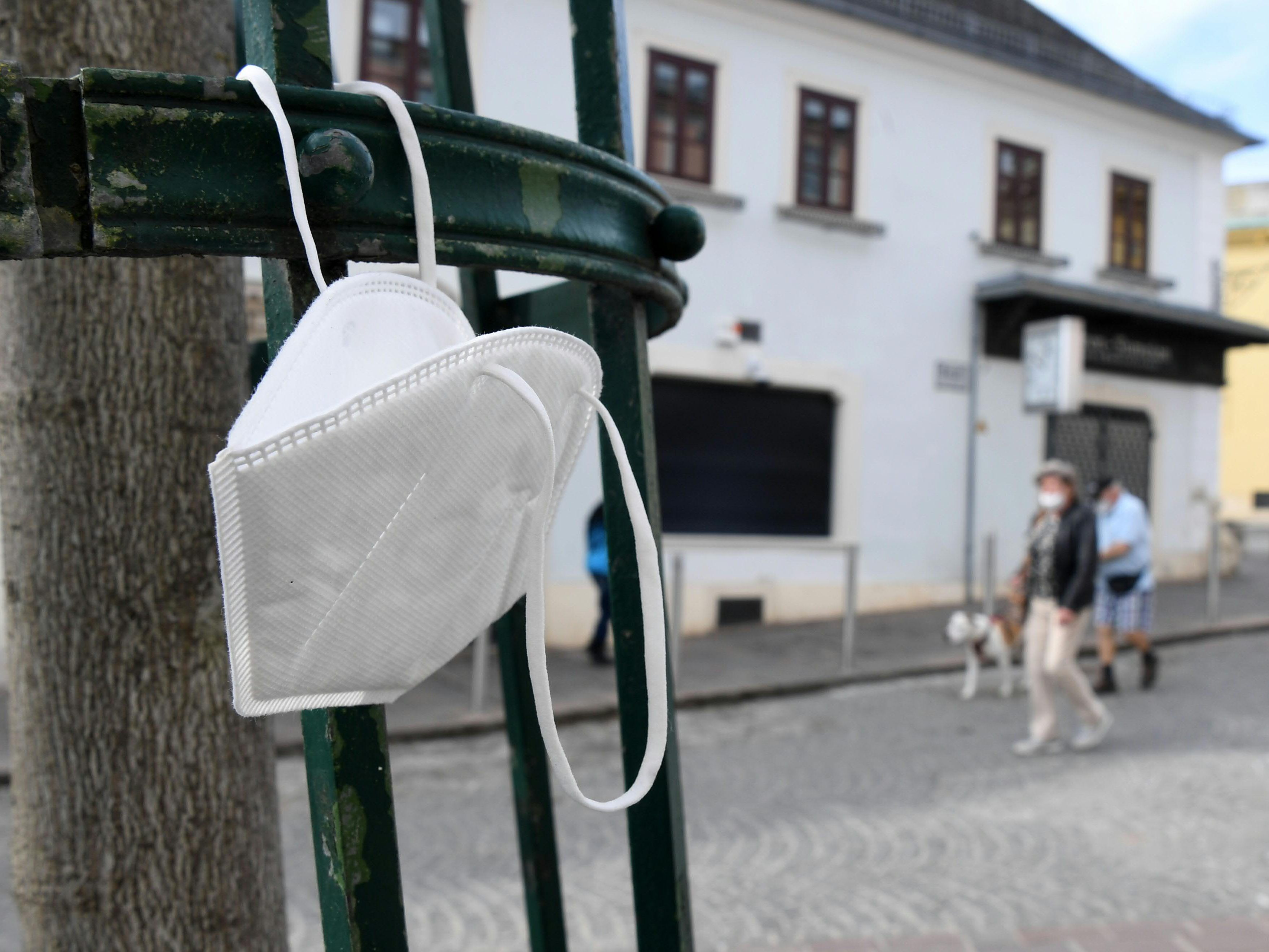 Die Regierung spricht sich für Maskenpflicht im Freien aus, sofern keine Abstände eingehalten werden können. Die Regierung spricht sich für Maskenpflicht im Freien aus, sofern keine Abstände eingehalten werden können.