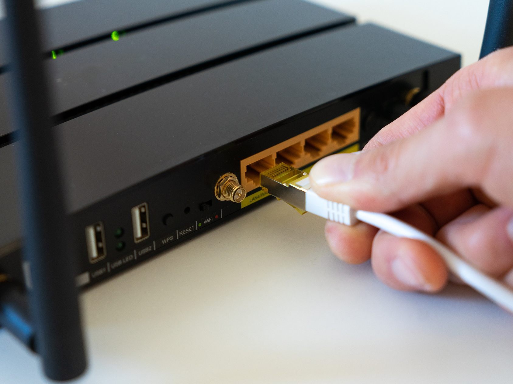 Wer sein Internet nicht über Kabel bezieht, muss mit Geschwindigkeitsschwankungen rechnen. Wer sein Internet nicht über Kabel bezieht, muss mit Geschwindigkeitsschwankungen rechnen.