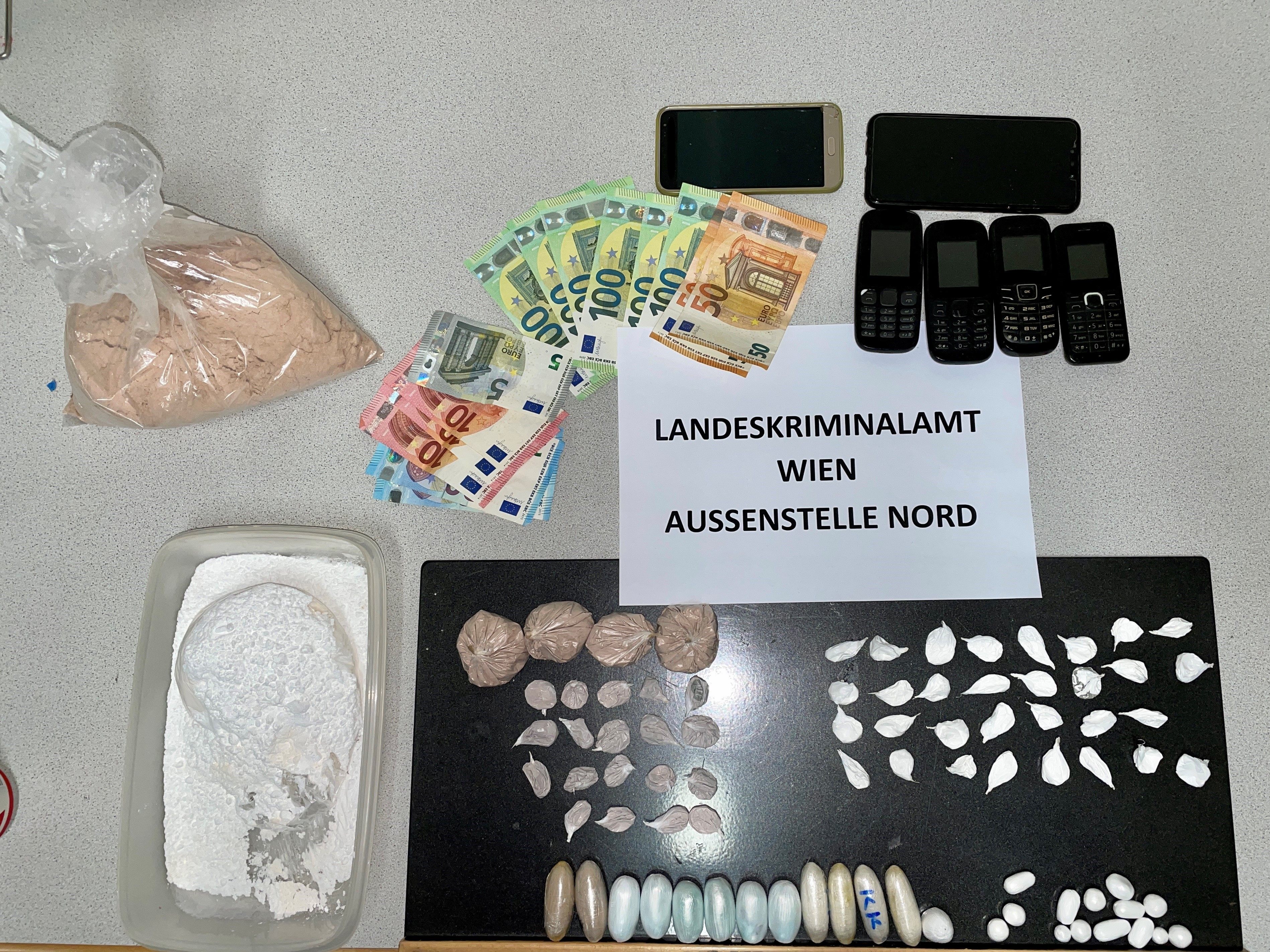 Bei der Hausdurchsuchung wurden diverse Drogen und Bargeld sichergestellt. Bei der Hausdurchsuchung wurden diverse Drogen und Bargeld sichergestellt.
