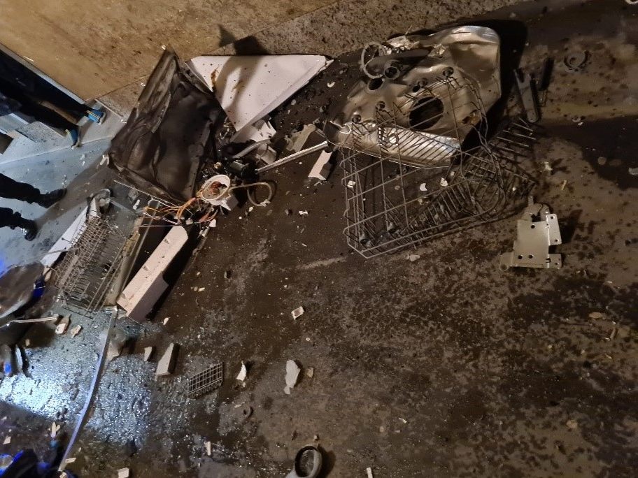 Zwischen den Teilen des zerstörten Geschirrspülers wurden Überreste eines Böllers gefunden. Zwischen den Teilen des zerstörten Geschirrspülers wurden Überreste eines Böllers gefunden.